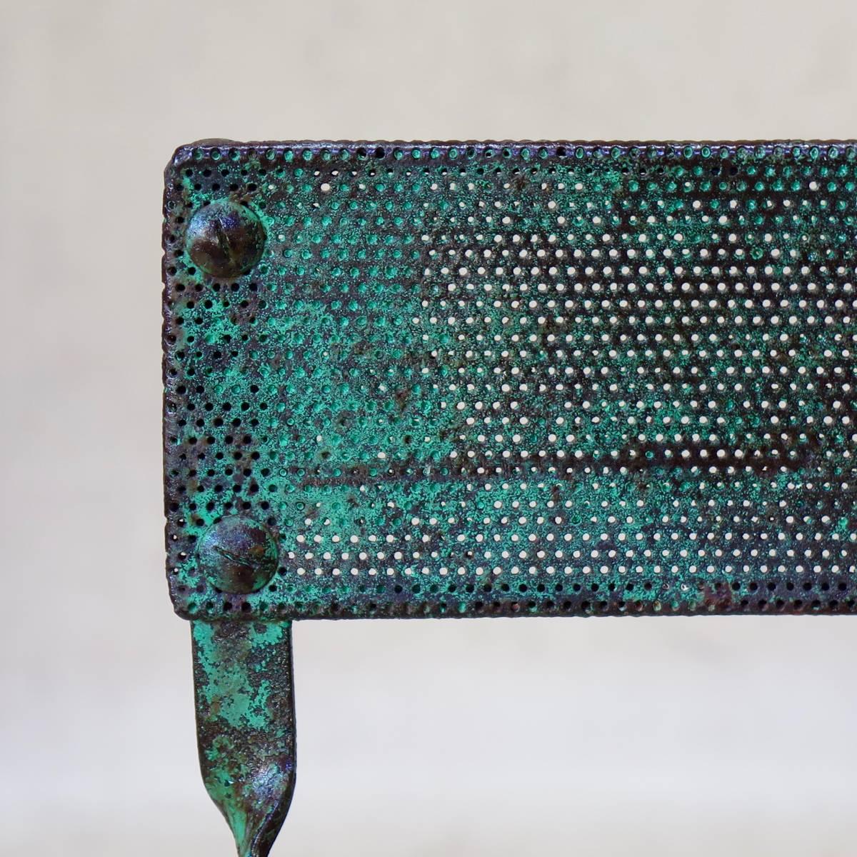 20ième siècle Petite chaise française des années 1950 en aluminium peint en vert et en fer en vente