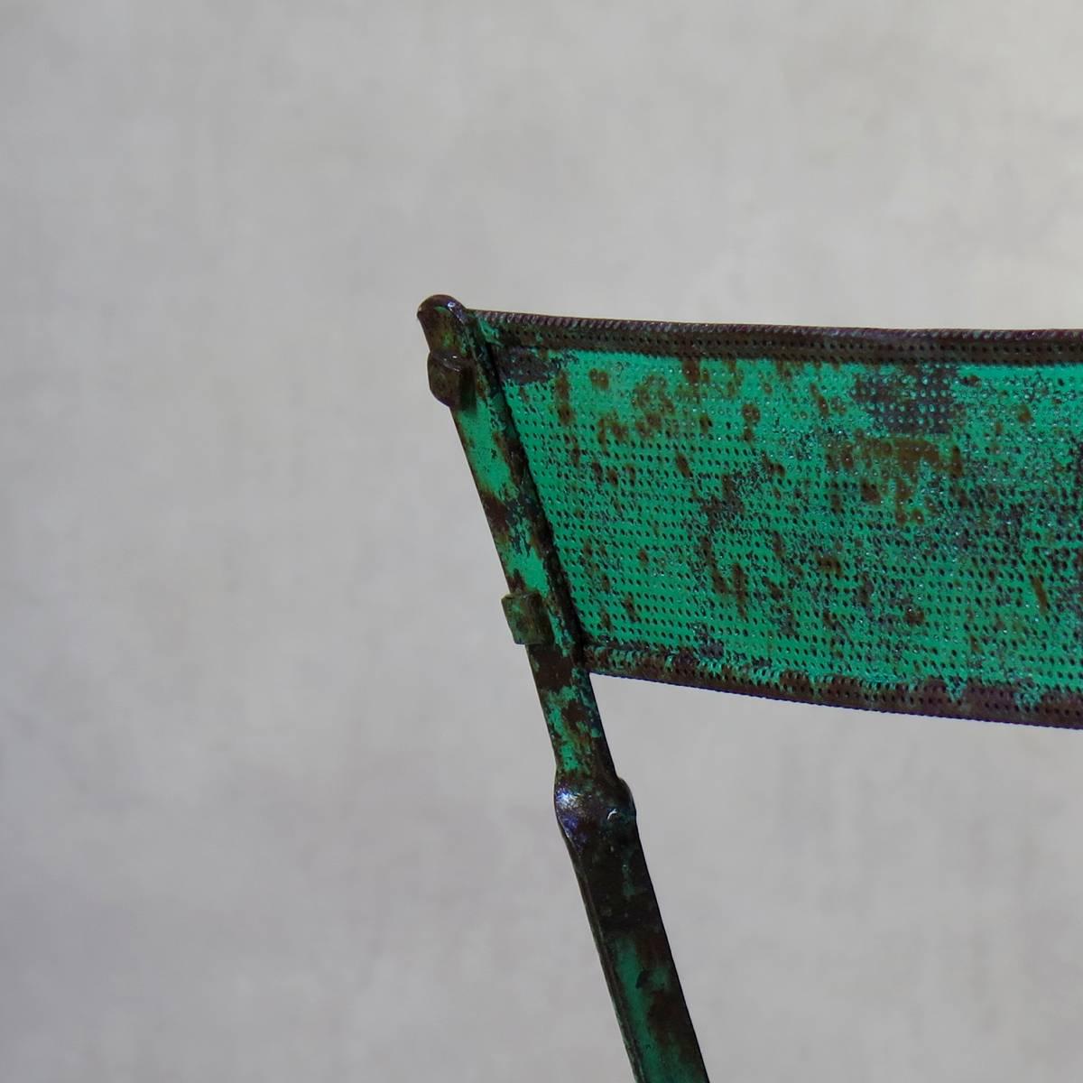 Französischer Stuhl aus grün lackiertem Aluminium und Eisen aus den 1950er Jahren im Zustand „Starke Gebrauchsspuren“ im Angebot in Isle Sur La Sorgue, Vaucluse
