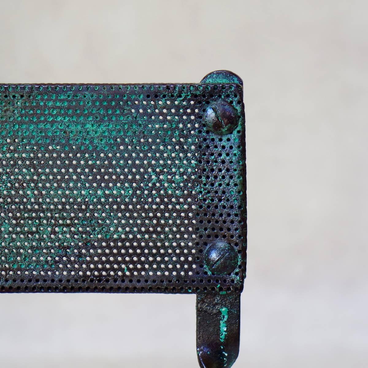 Französischer Stuhl aus grün lackiertem Aluminium und Eisen aus den 1950er Jahren im Angebot 2