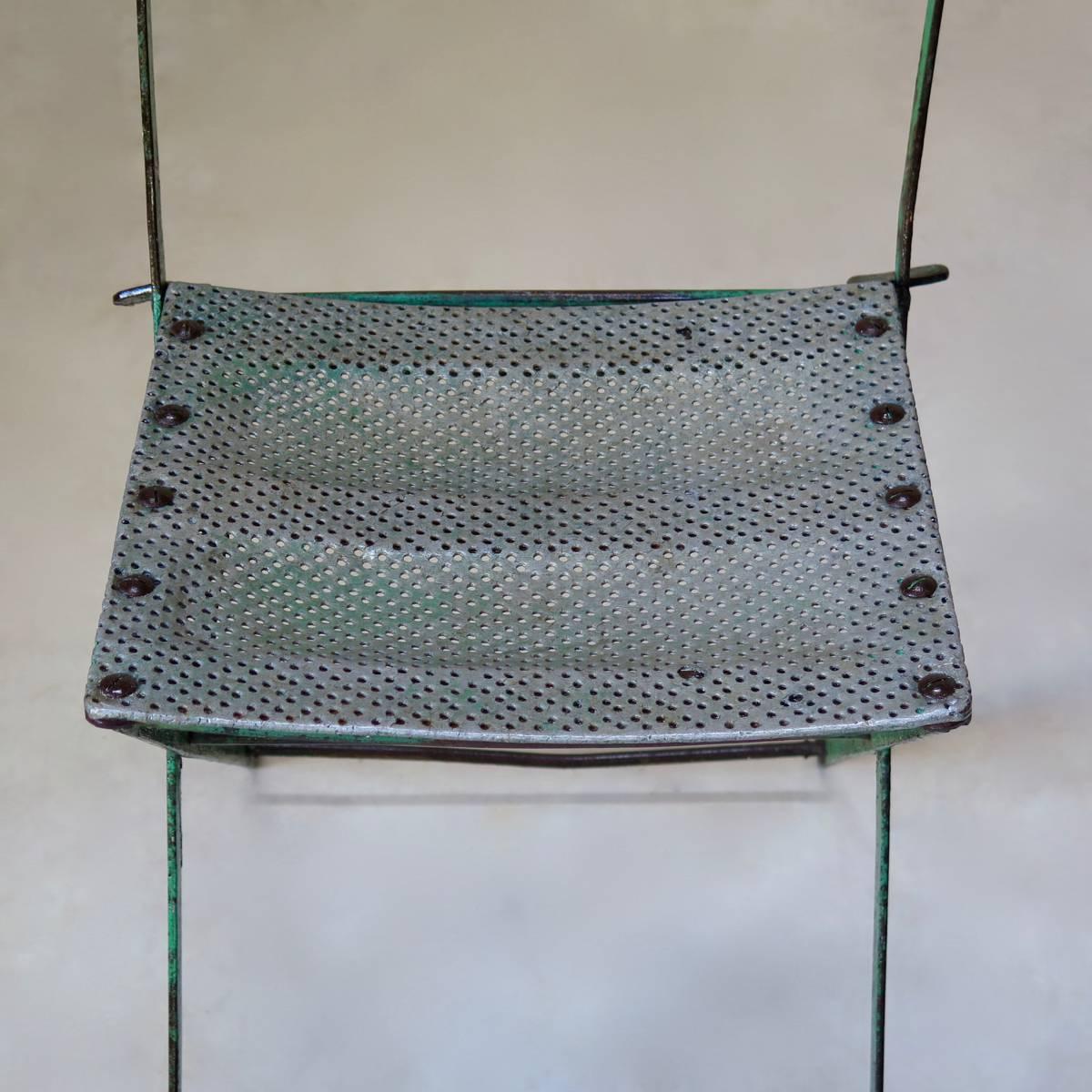 Französischer Stuhl aus grün lackiertem Aluminium und Eisen aus den 1950er Jahren im Angebot 3