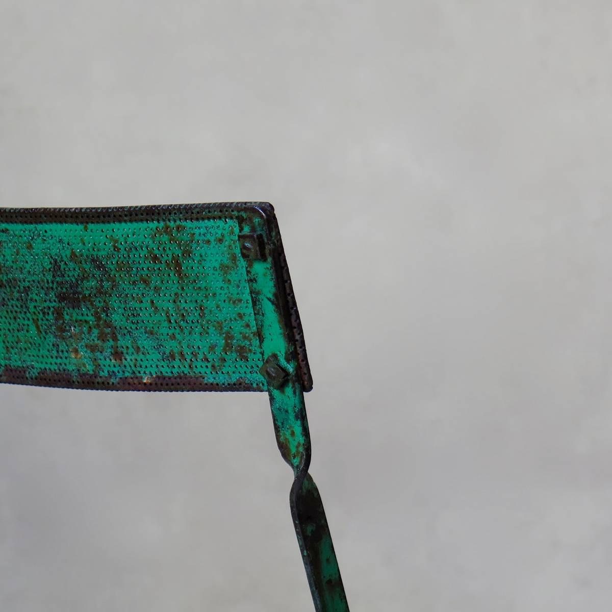 Petite French 1950s Green Painted Aluminium and Iron Chair (Sedia in alluminio e ferro dipinta di verde) In condizioni deteriorate in vendita a Isle Sur La Sorgue, Vaucluse