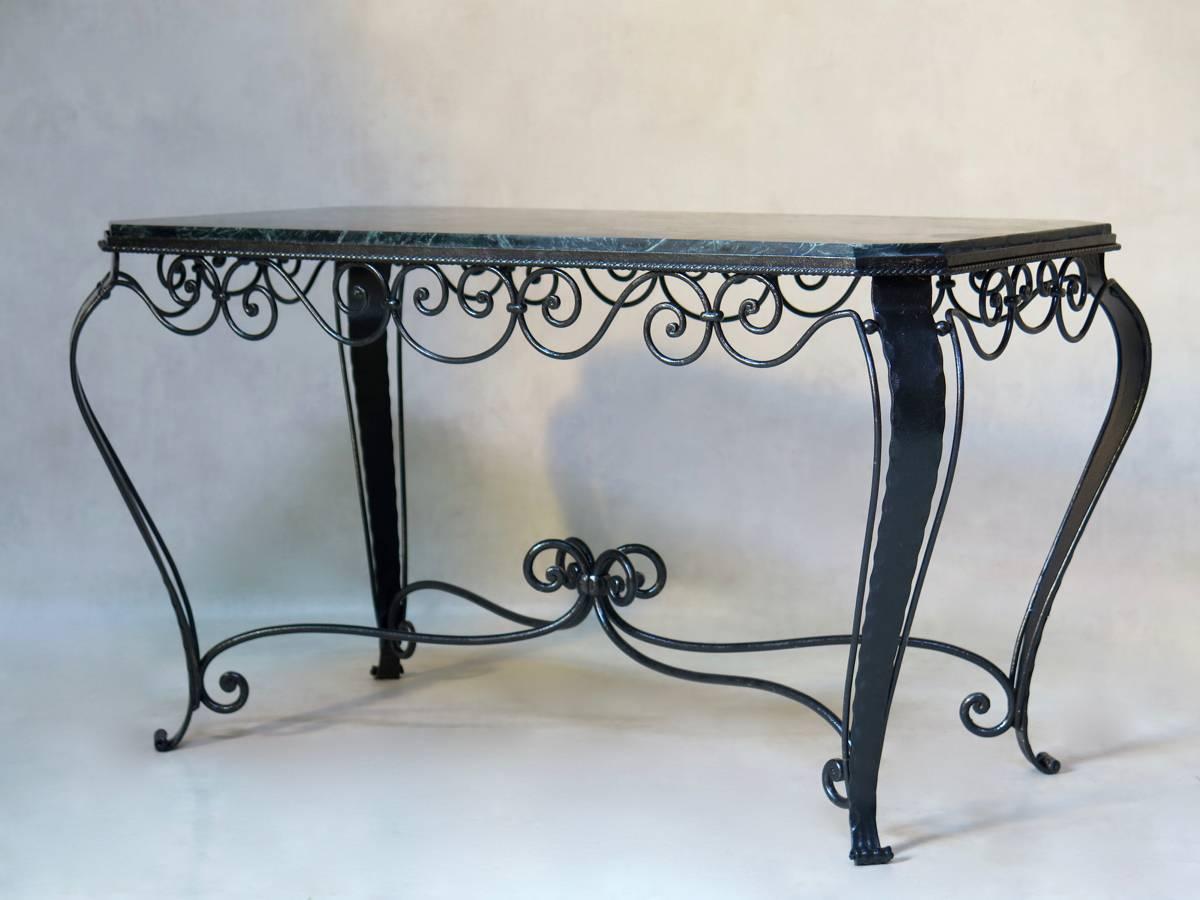 Français Table basse Art déco française en fer forgé et marbre, années 1940 en vente