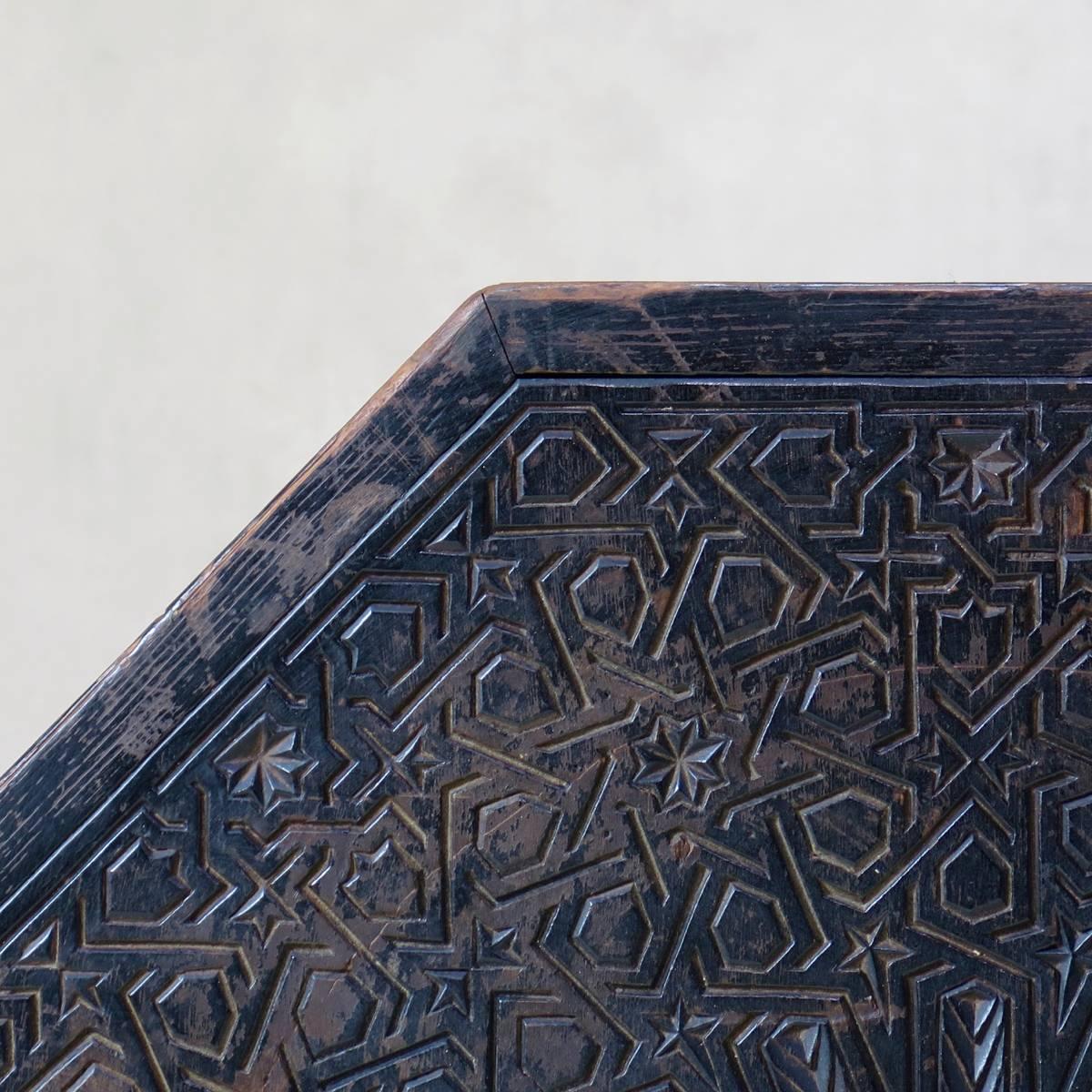 Aufwändig geschnitzter achteckiger Tisch aus ebonisiertem Holz, um 1900 (Geschnitzt) im Angebot