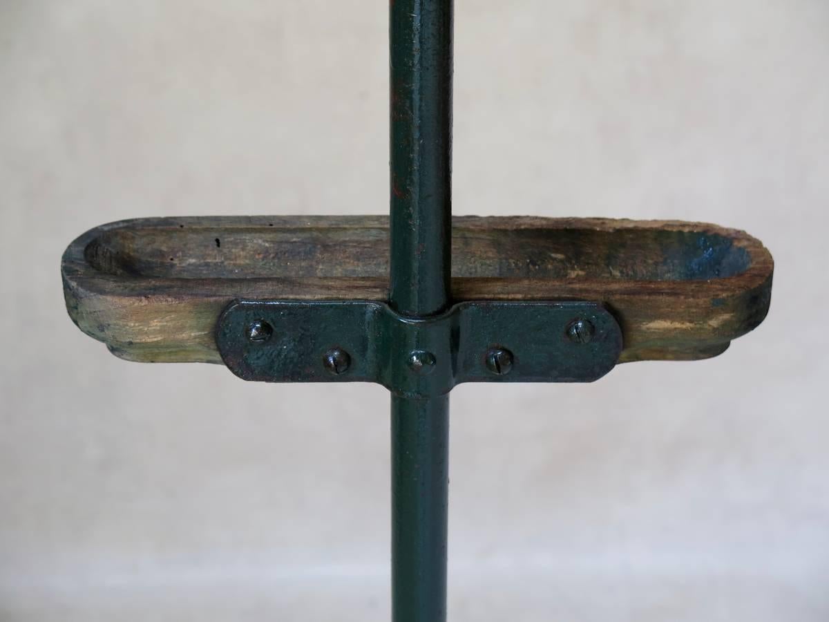 Two Modernist Cast-Iron Valets, France, circa 1930s For Sale 1