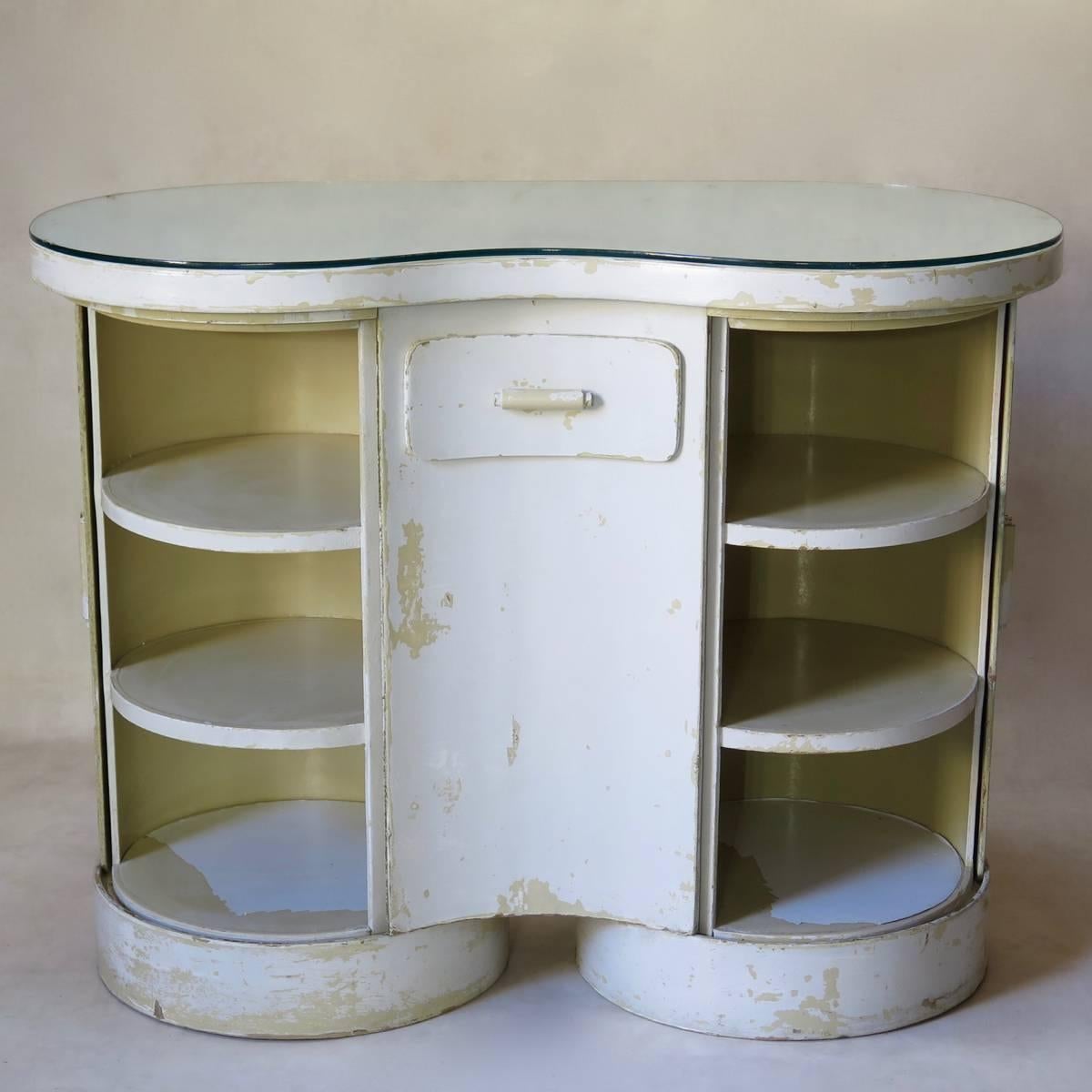 French 1950s Kidney Shape Commode In Good Condition For Sale In Isle Sur La Sorgue, Vaucluse