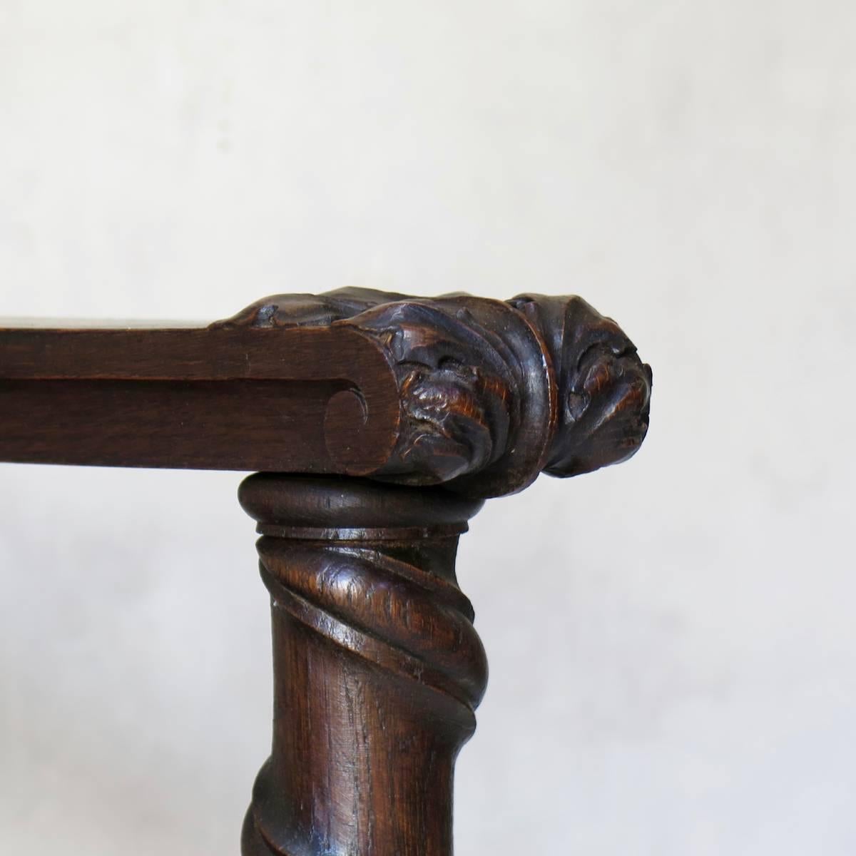 Cuir Chaises d'entrée de style médiéval, France, XIXe siècle en vente