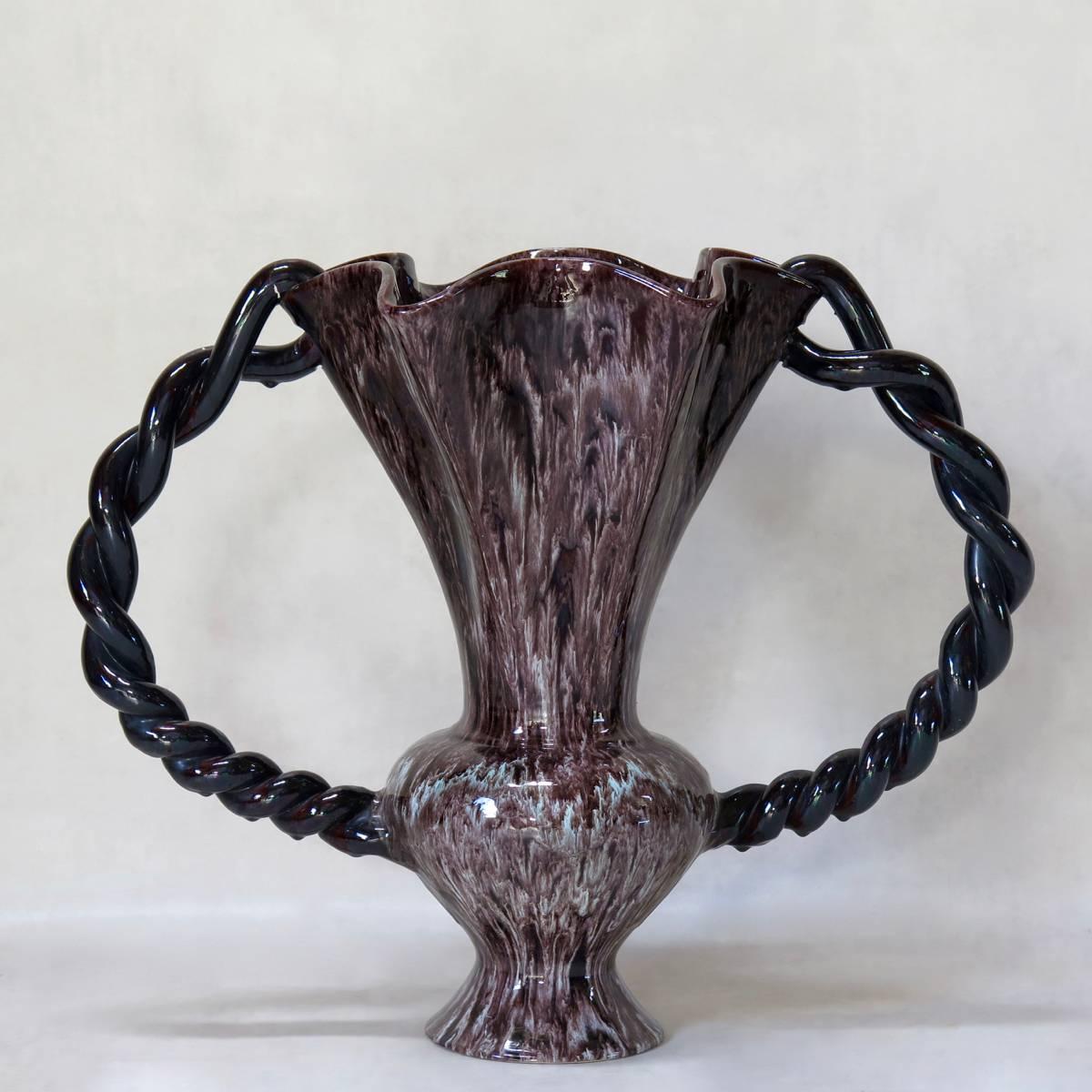 Große Vase mit einem passenden Paar Kerzenhalter von Ateliers Marius Giuge, Vallauris (Südfrankreich).

Die unten angegebenen Maße beziehen sich auf die Vase. Die Kerzenständer messen:

Höhe: 37cm / 14.56 Zoll
Durchmesser: 21cm / 8,26 Zoll