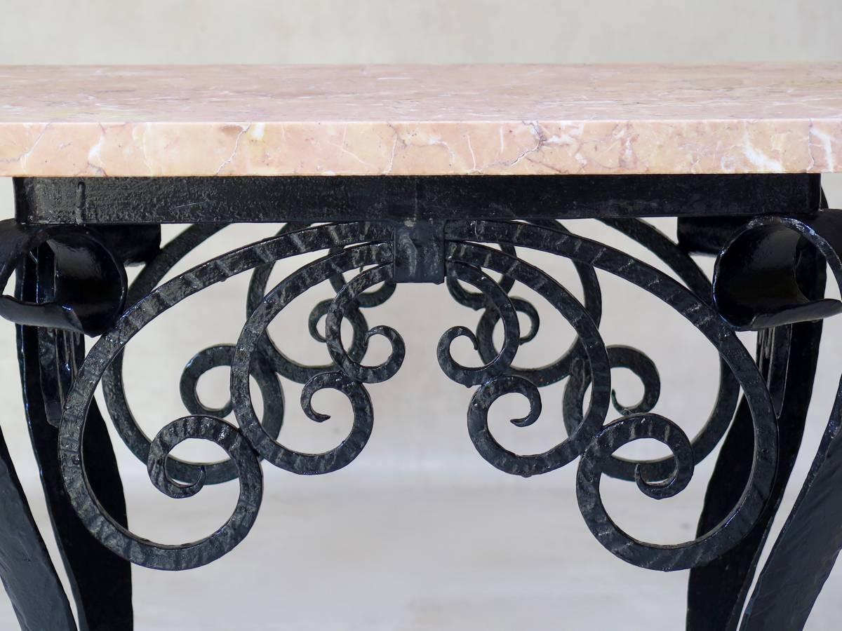 Espagnol Tables d'appoint espagnoles en fer forgé et marbre rose des années 1950 en vente
