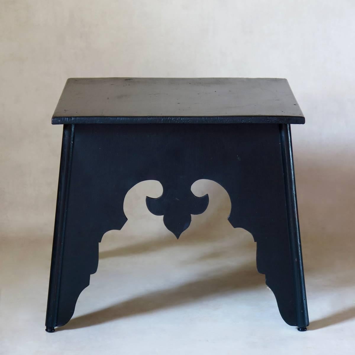 Charmantes Paar bemalter Holzhocker im orientalischen Stil.