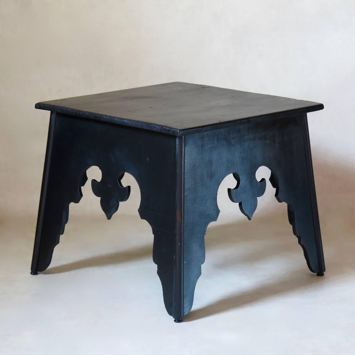 Paar bemalte Holzhocker, Frankreich, ca. 1950er Jahre (Französisch) im Angebot