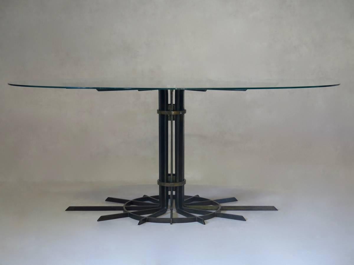 Ovaler Tisch aus bronzefarbenem Eisen, Frankreich, ca. 1940er Jahre (Moderne der Mitte des Jahrhunderts) im Angebot