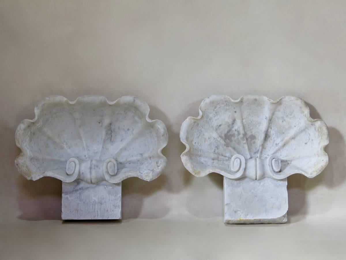 Belle paire de bénitiers en forme de coquille, sculptés dans du marbre de Carrare. L'évier est assez peu profond, avec un élégant rebord festonné. Il est possible d'avoir un trou percé dans le fond, pour une utilisation quotidienne.

Les