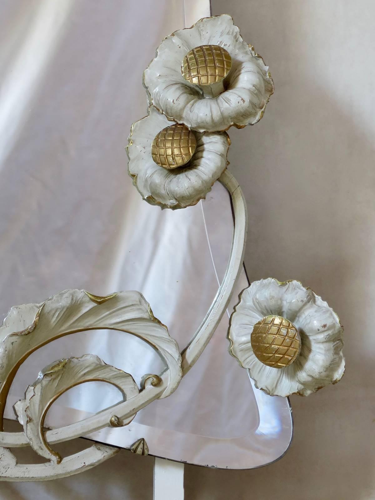 Jugendstil-Spiegel mit geschnitzten Blumen, Frankreich, frühes 20. Jahrhundert (Abgeschrägt) im Angebot