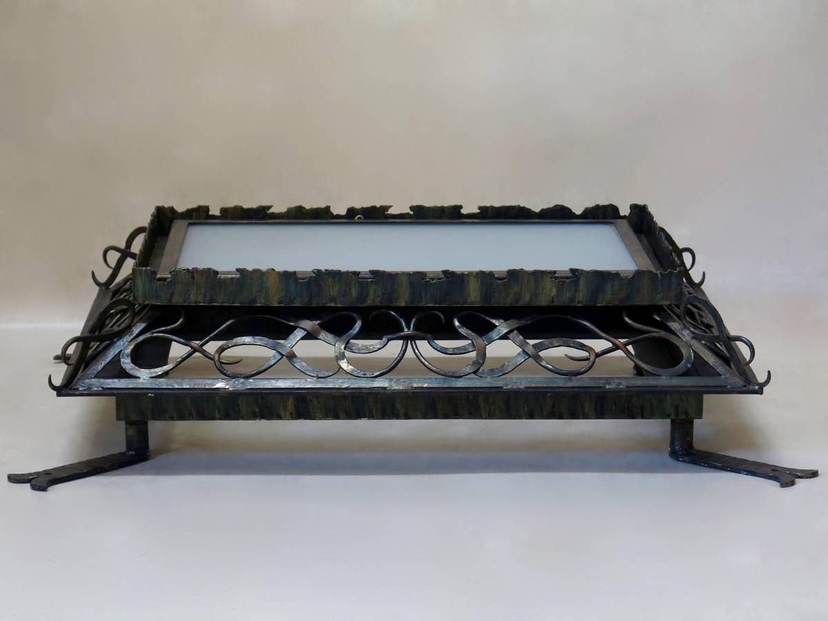 20ième siècle Paire de plafonniers Art Déco en fer forgé et verre des années 1930 en vente