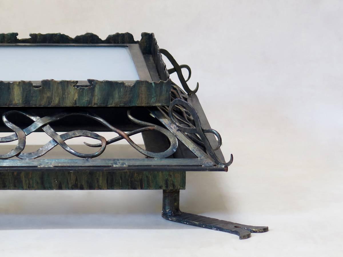 Paire de plafonniers Art Déco en fer forgé et verre des années 1930 en vente 2