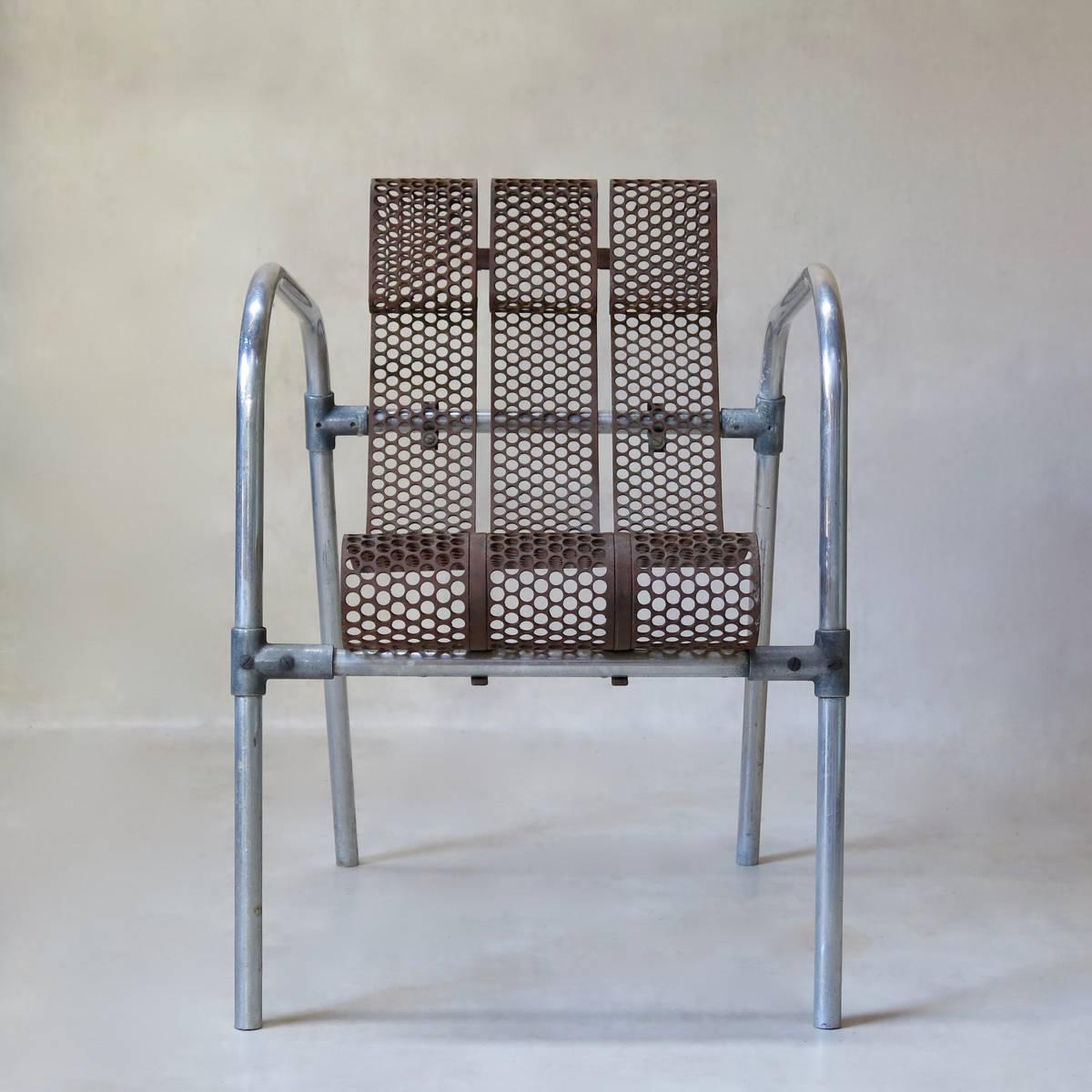 Une paire de fauteuils rares avec une structure en aluminium tubulaire et des sièges faits de bandes de tôle perforée. Conception ingénieuse de Claude Adrien pour Meubles Artsitiques Modernes (M.A.M.) au début des années 1950.