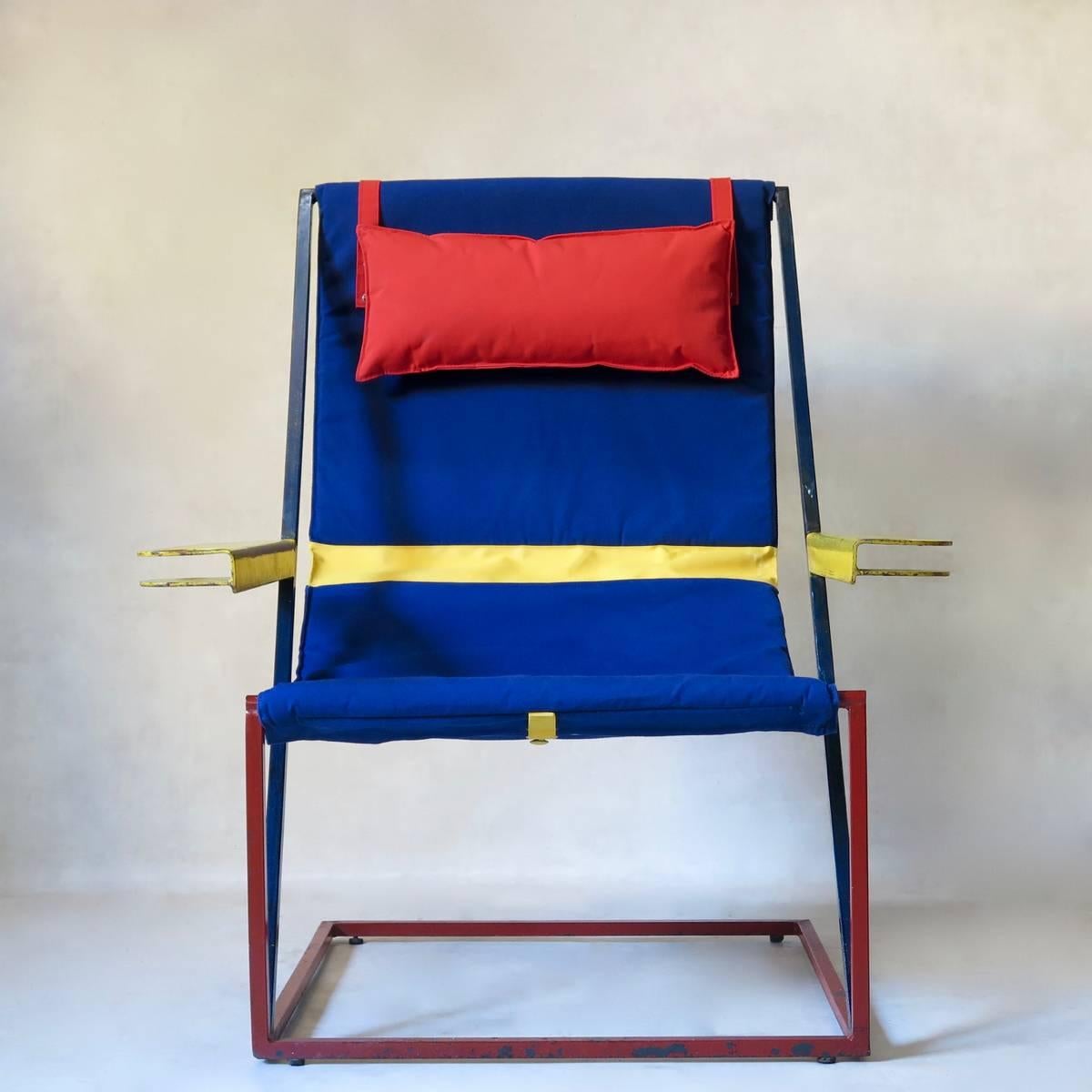 Paire de chaises longues absolument étonnante et unique en son genre, avec une structure en fer en porte-à-faux, avec une peinture d'origine rouge, bleue et jaune. Les accoudoirs sont dotés de porte-boissons en forme de coupe.
Nouvellement revêtu