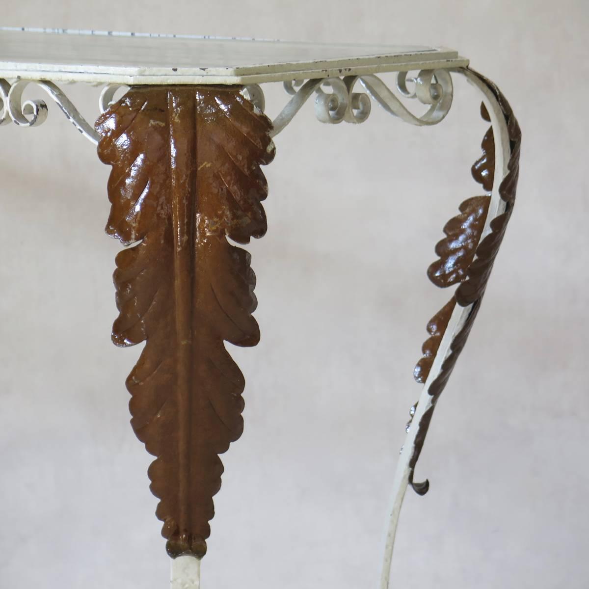Français Paire d'élégantes tables consoles en fer avec motif de feuilles d'acanthe, France, vers les années 1940 en vente