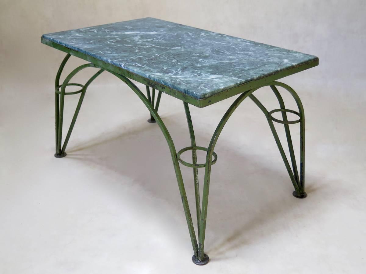 Couchtisch aus grünem lackiertem Eisen, 1950er Jahre (Französisch) im Angebot