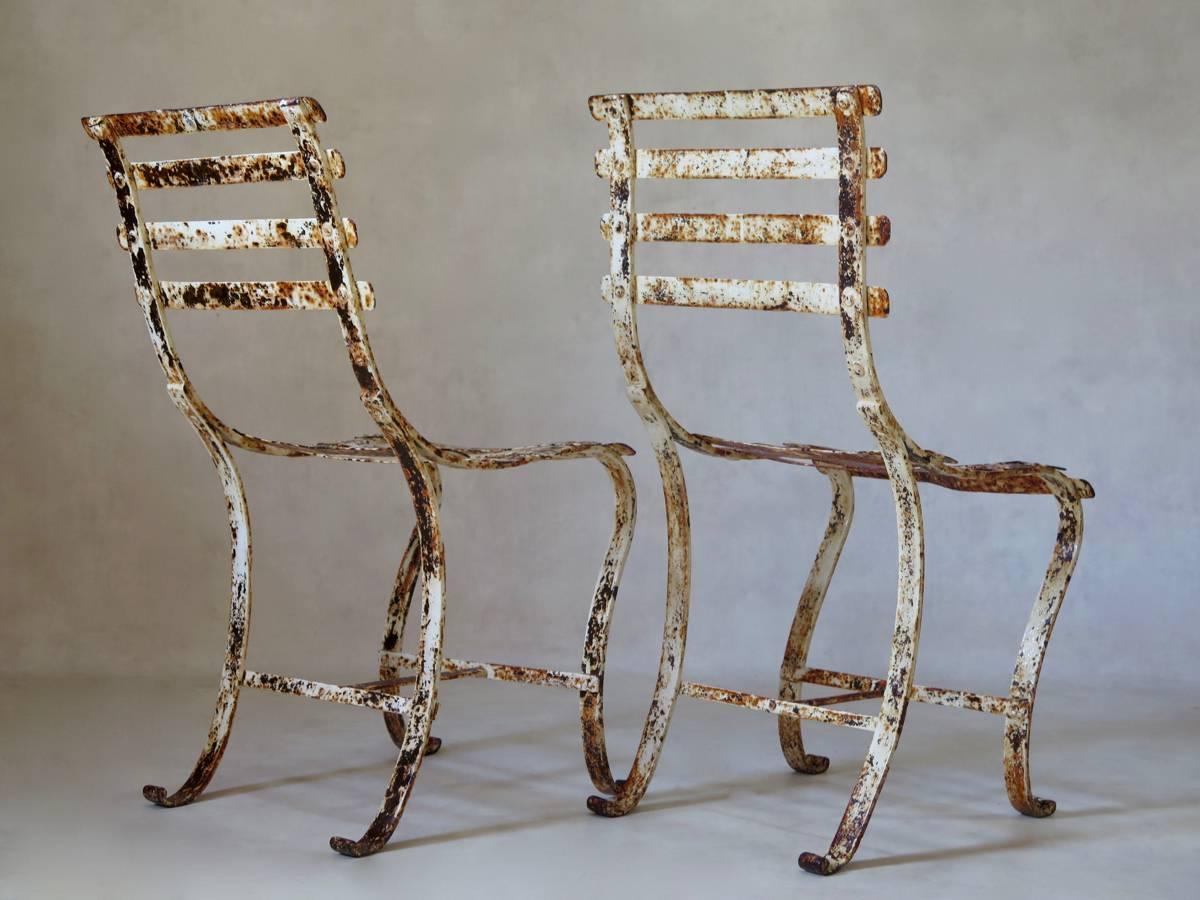 Pair of French 1920s Iron Chairs In Distressed Condition For Sale In Isle Sur La Sorgue, Vaucluse