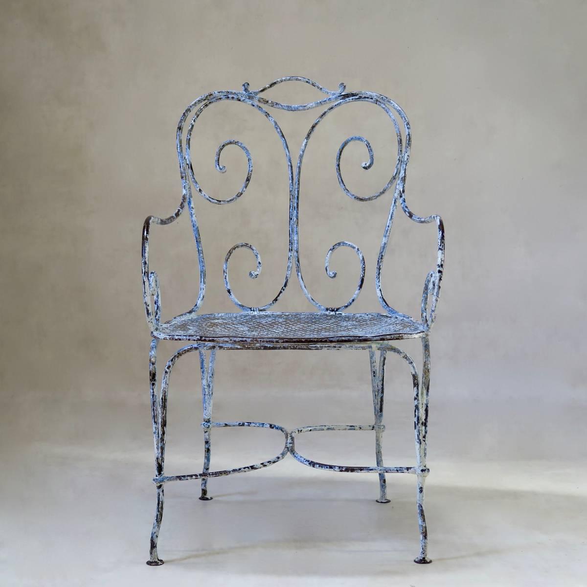 Sehr eleganter, ungewöhnlich breiter, lackierter schmiedeeiserner Gartenstuhl. Stabil, schwer und schön. Blaue und weiße Farbe sichtbar.