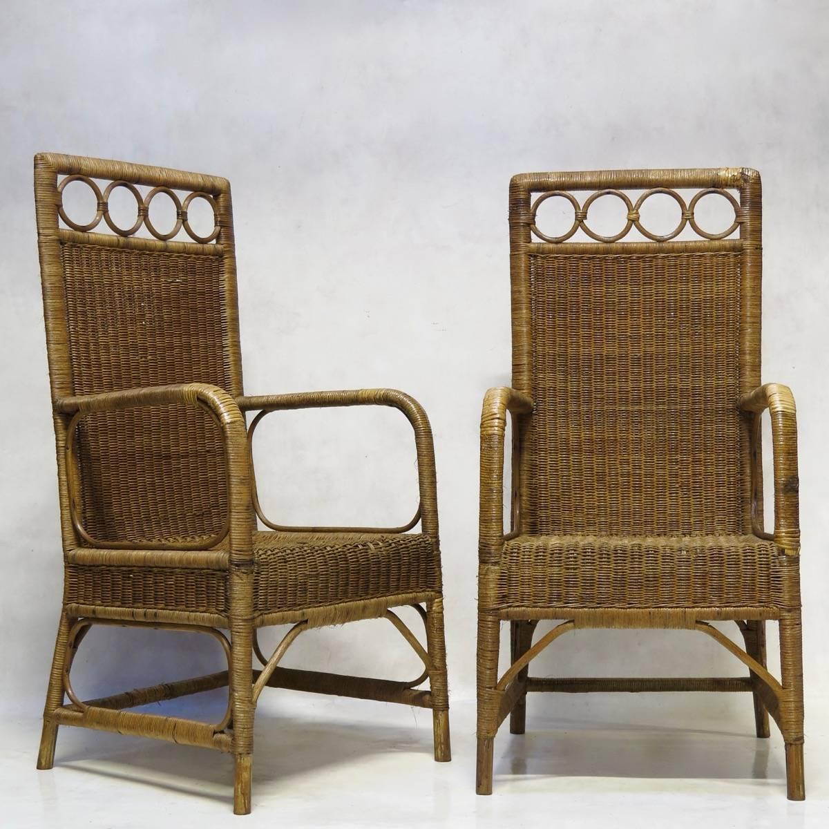 Arts & Crafts style wickerwork set, comprising a settee, two armchairs, two chairs, a table and a pedestal.

The dimensions provided below are for the settee. The other pieces measure:

Armchairs:
Height: 115cm - 45.27in
Width: 55cm - 21.65in
Depth:
