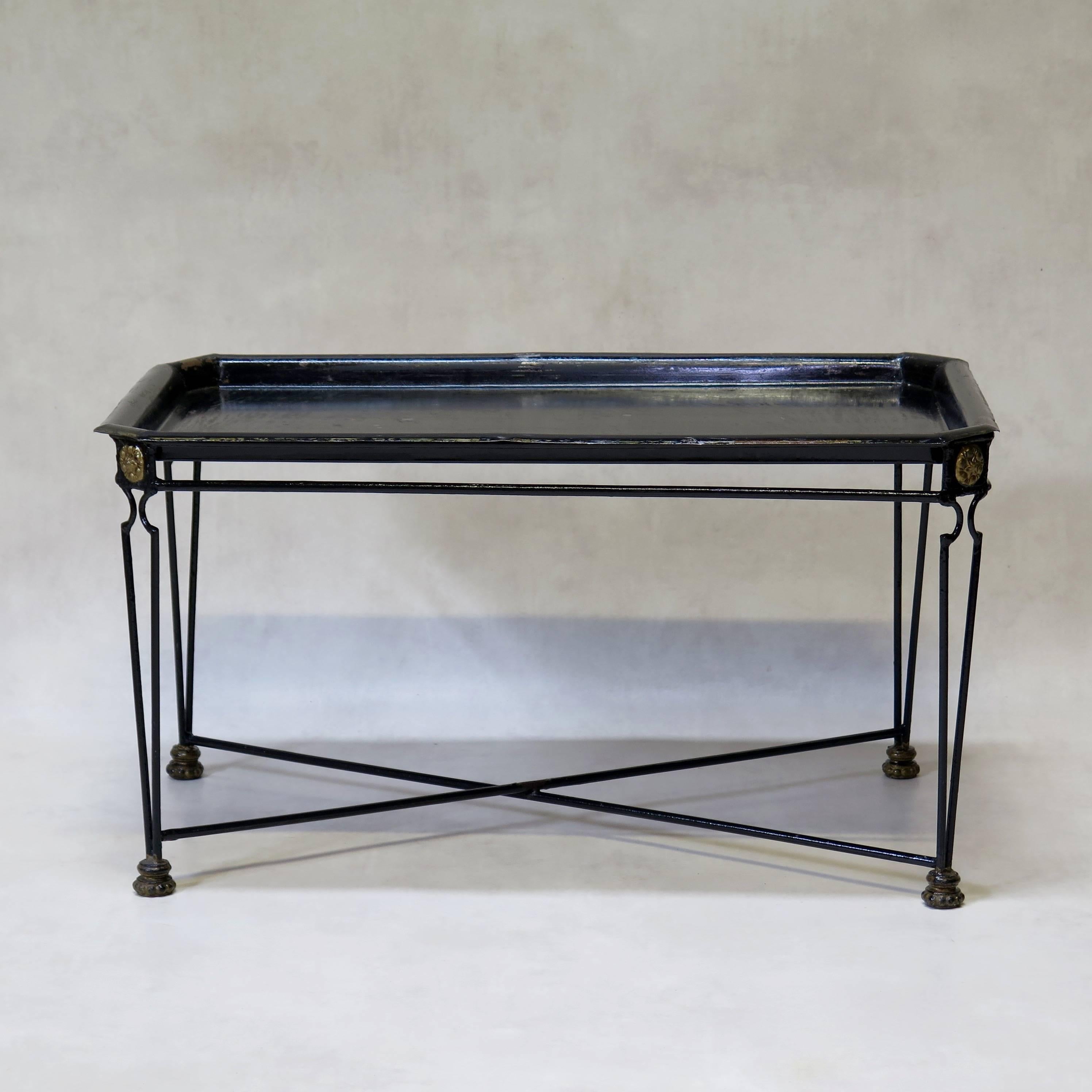 Four Black Painted Metal Tray Tables in the 1940s Style, France, circa 1960s In Good Condition For Sale In Isle Sur La Sorgue, Vaucluse