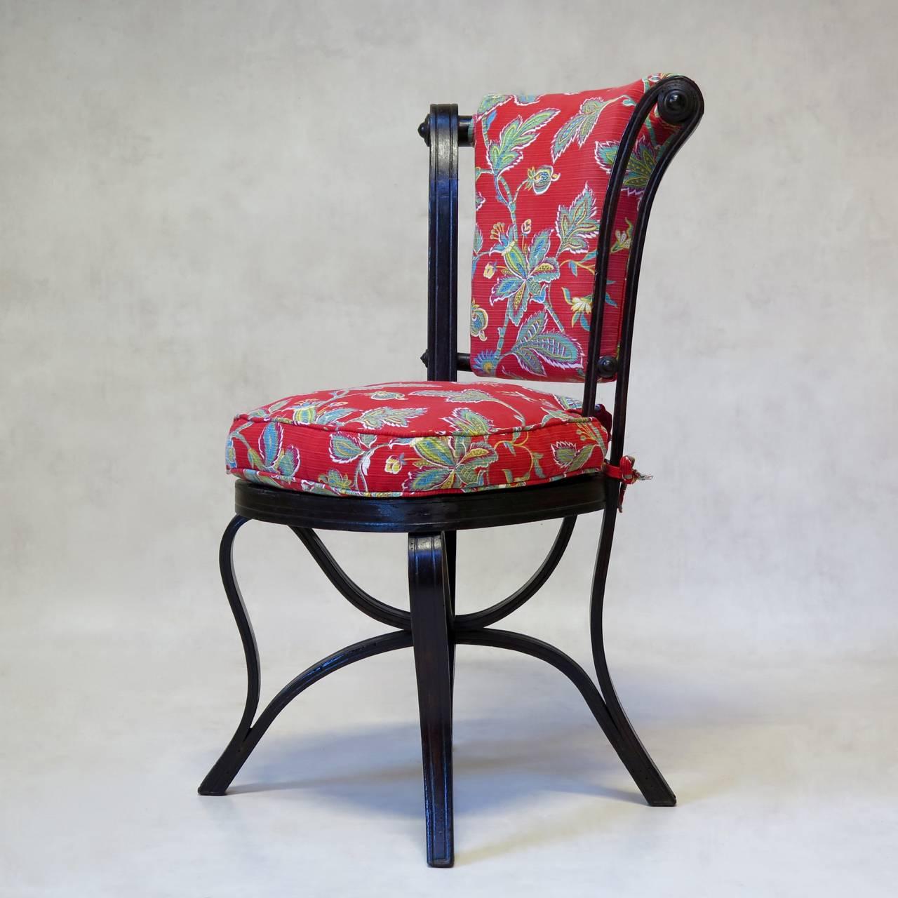 Européen Paire rare de chaises en bois cintré ébénisé du 19ème siècle en vente