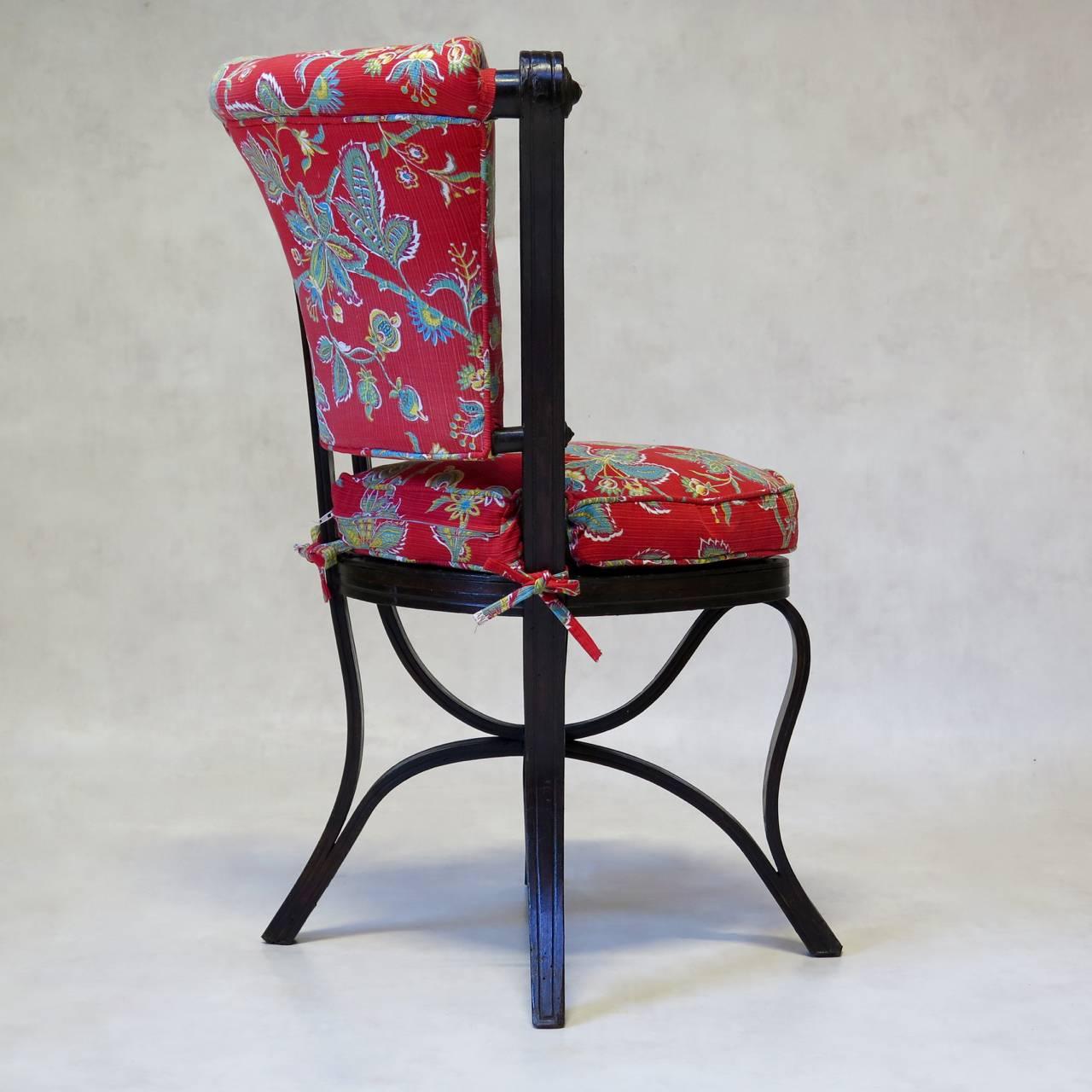 Paire rare de chaises en bois cintré ébénisé du 19ème siècle en vente 1