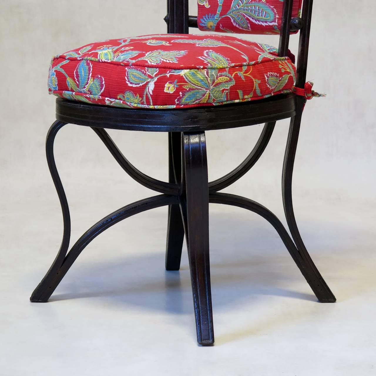 Paire rare de chaises en bois cintré ébénisé du 19ème siècle en vente 3
