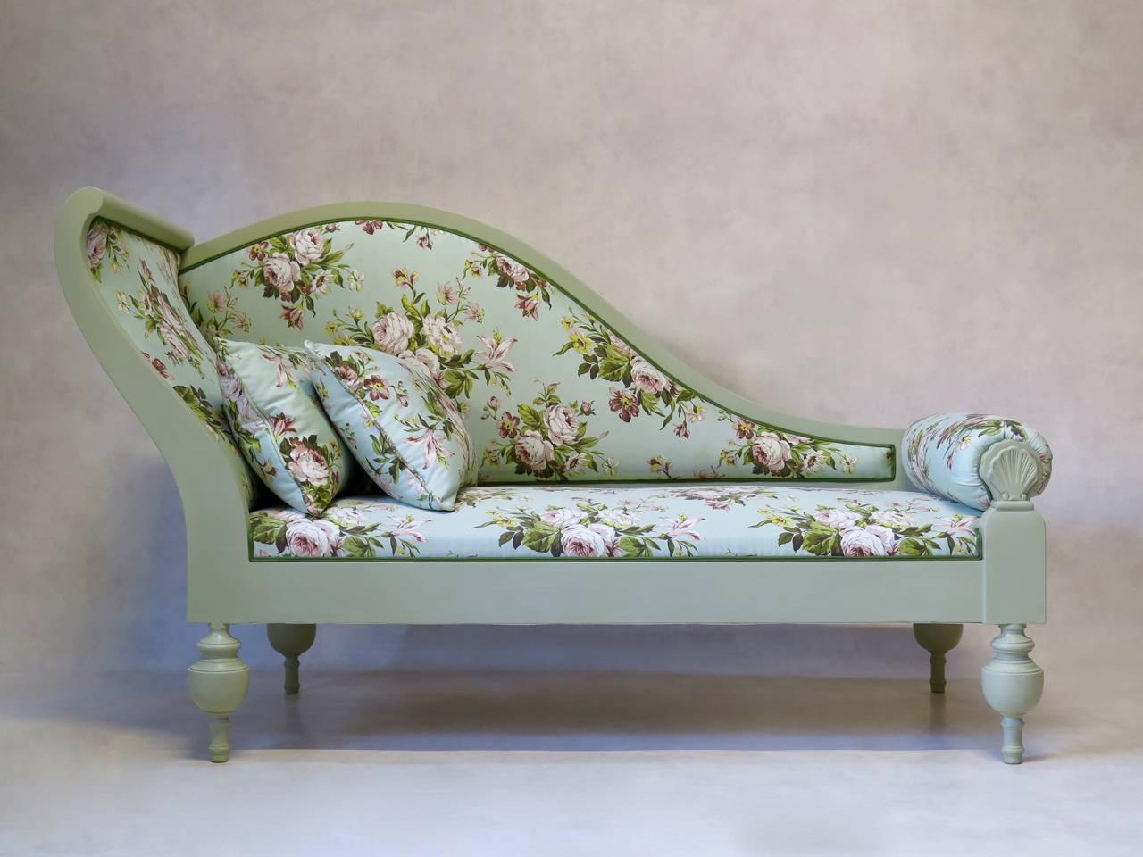 Lit de jour plutôt théâtral et glamour avec un large plateau en forme de S, reposant sur de grands pieds balustres tournés. La structure est peinte dans un élégant vert clair et a été nouvellement tapissée de chintz vintage.