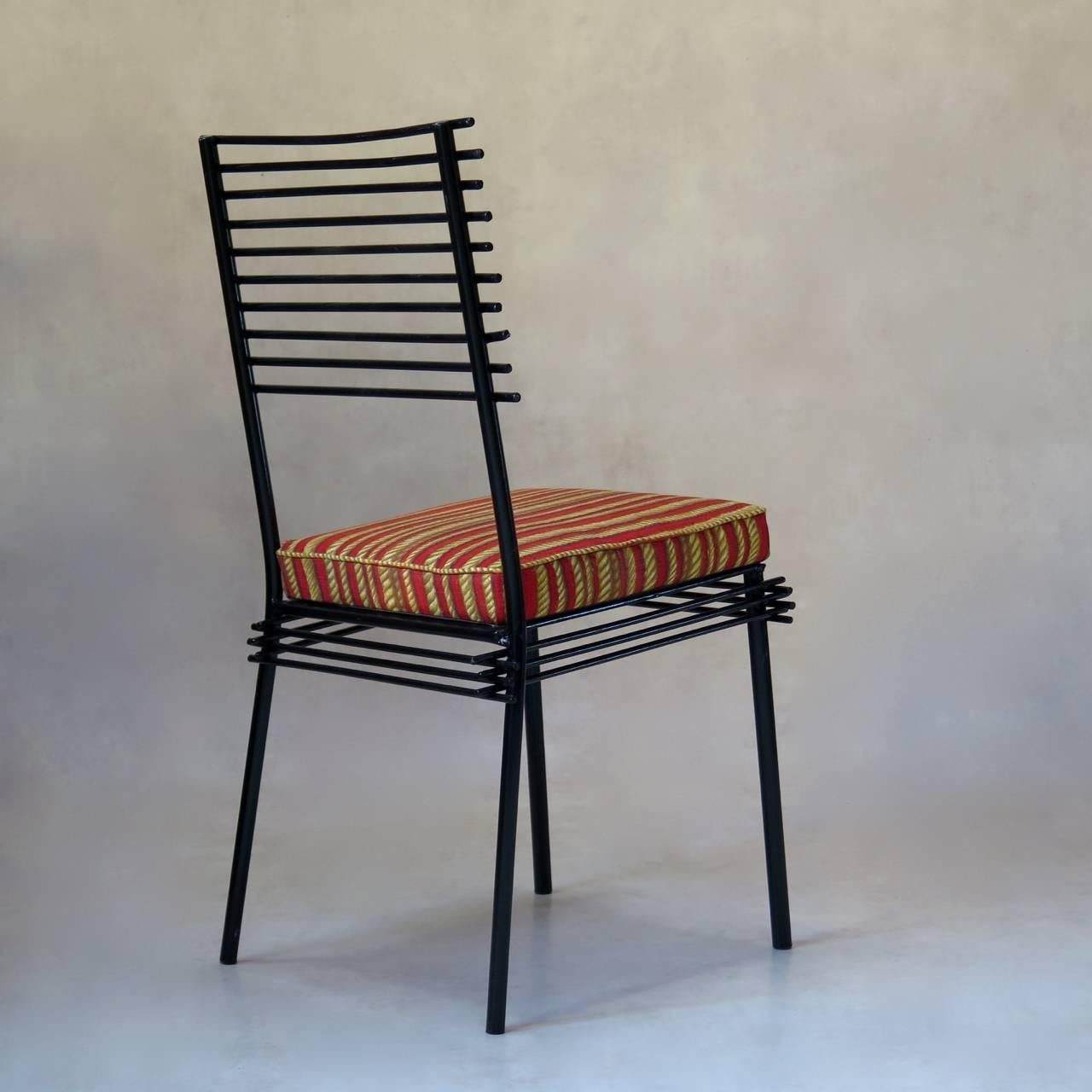 Satz von vier japanisch beeinflussten Eisen-Esszimmerstühlen, Frankreich, ca. 1950er Jahre (Moderne der Mitte des Jahrhunderts) im Angebot