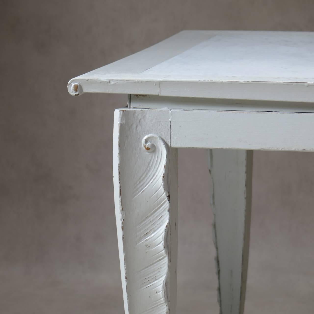 20ième siècle Table et chaises de salle à manger avec motif sculpté de feuilles de palmier, France, vers les années 1940 en vente