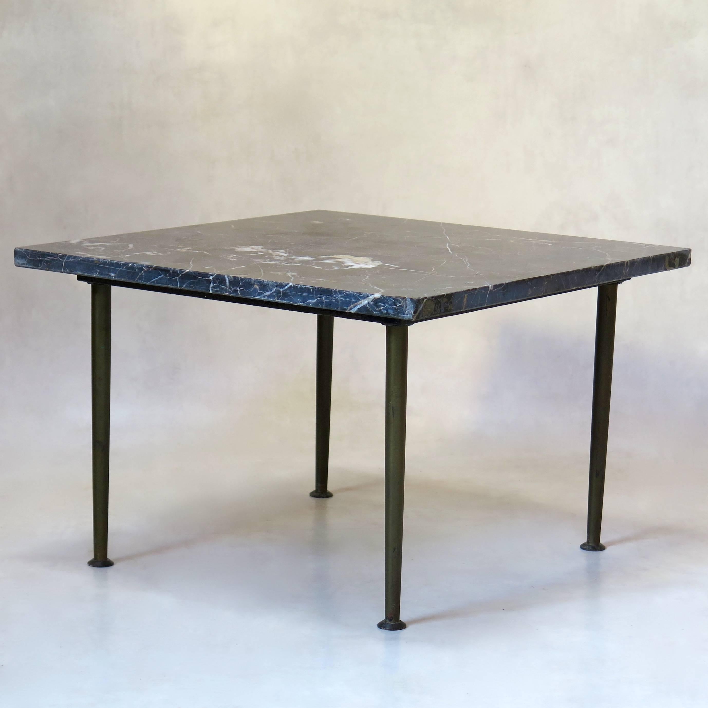 Mid-Century Modern Petite table basse carrée en bronze et marbre noir, France, vers les années 1950 en vente