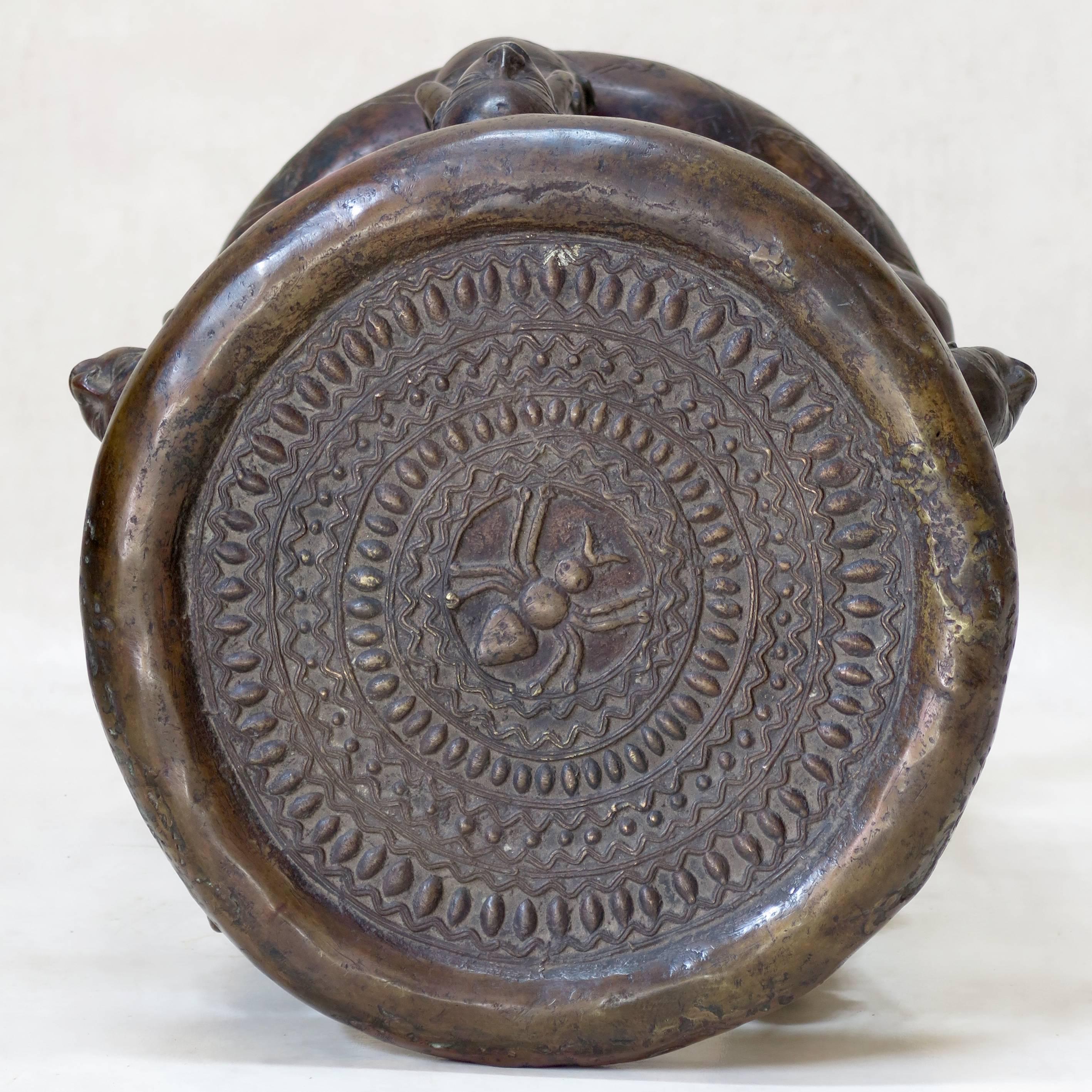 Bronze Tikar Lost Wax Stool from Cameroon In Excellent Condition In Isle Sur La Sorgue, Vaucluse