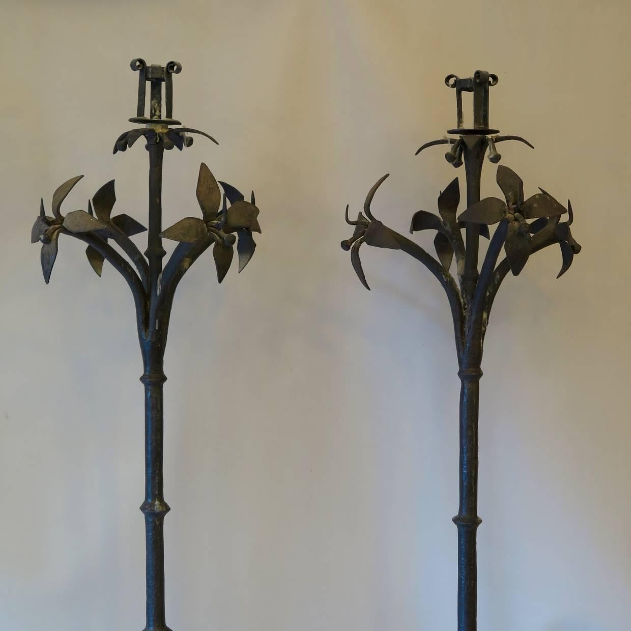 Großes Paar schmiedeeiserne Kerzenhalter, frühes 19. Jahrhundert (Mittelalterlich) im Angebot