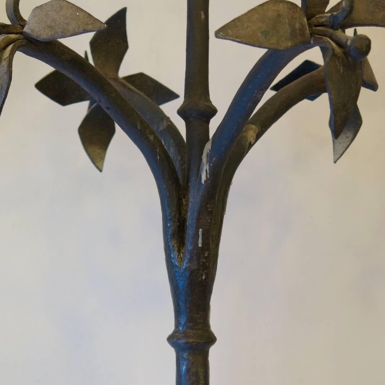 Tall Pair of Wrought Iron Candleholders, Early 19th Century In Excellent Condition For Sale In Isle Sur La Sorgue, Vaucluse