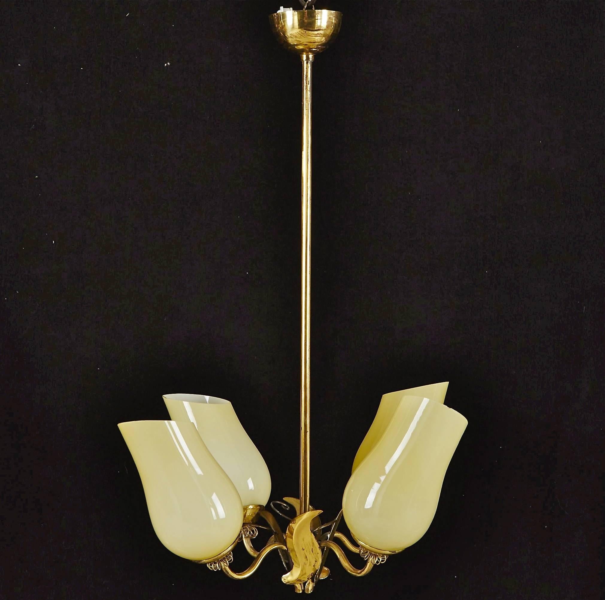 A chandelier in Paavo Tynell style, probably by Itsu, Finland, circa 1940s-1950s.
Original glass shades with brass decoration. Measures: height 27.5