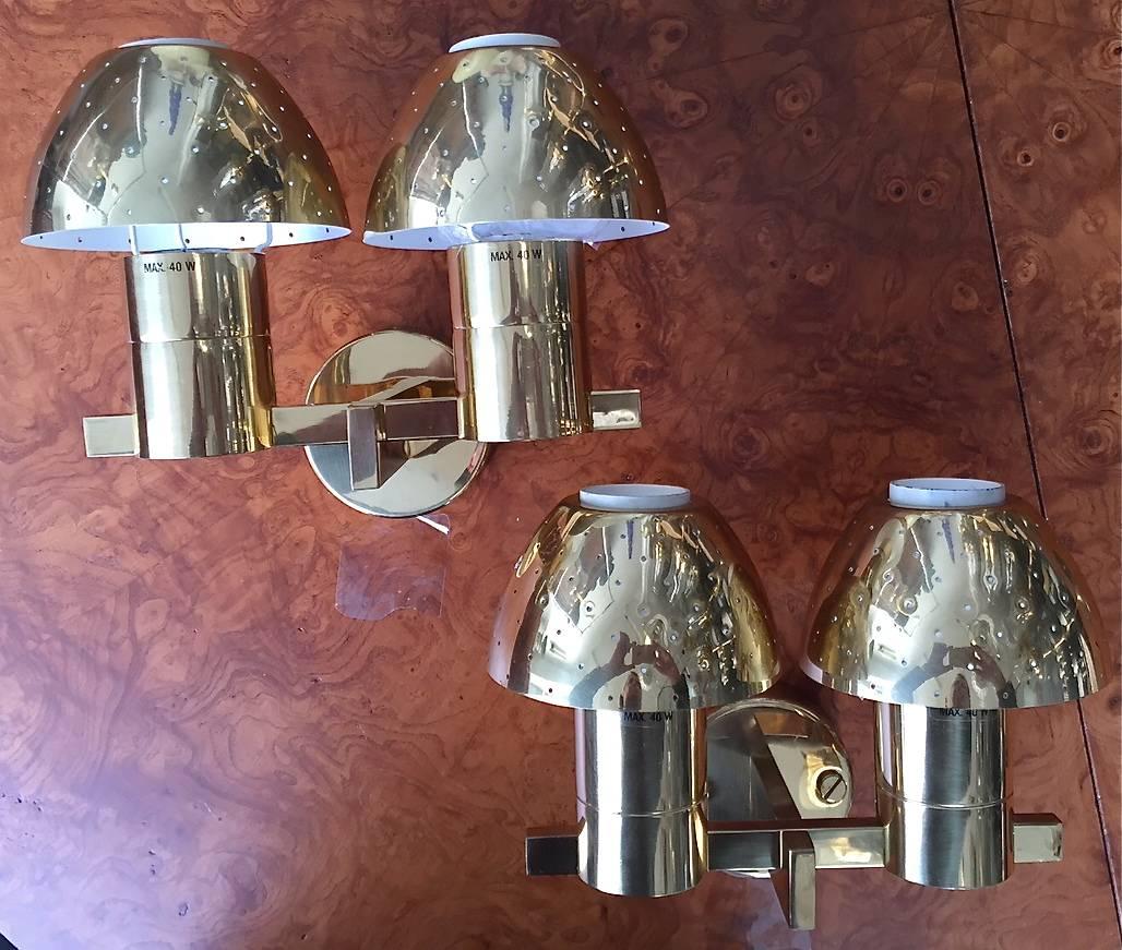 Coppia di lampade da parete di Hans-Agne Jakobsson, Svezia, circa anni '60.
Ottone lucido con paralumi perforati.
Cablaggio esistente, non garantiamo la funzionalità, ricablaggio disponibile su richiesta.