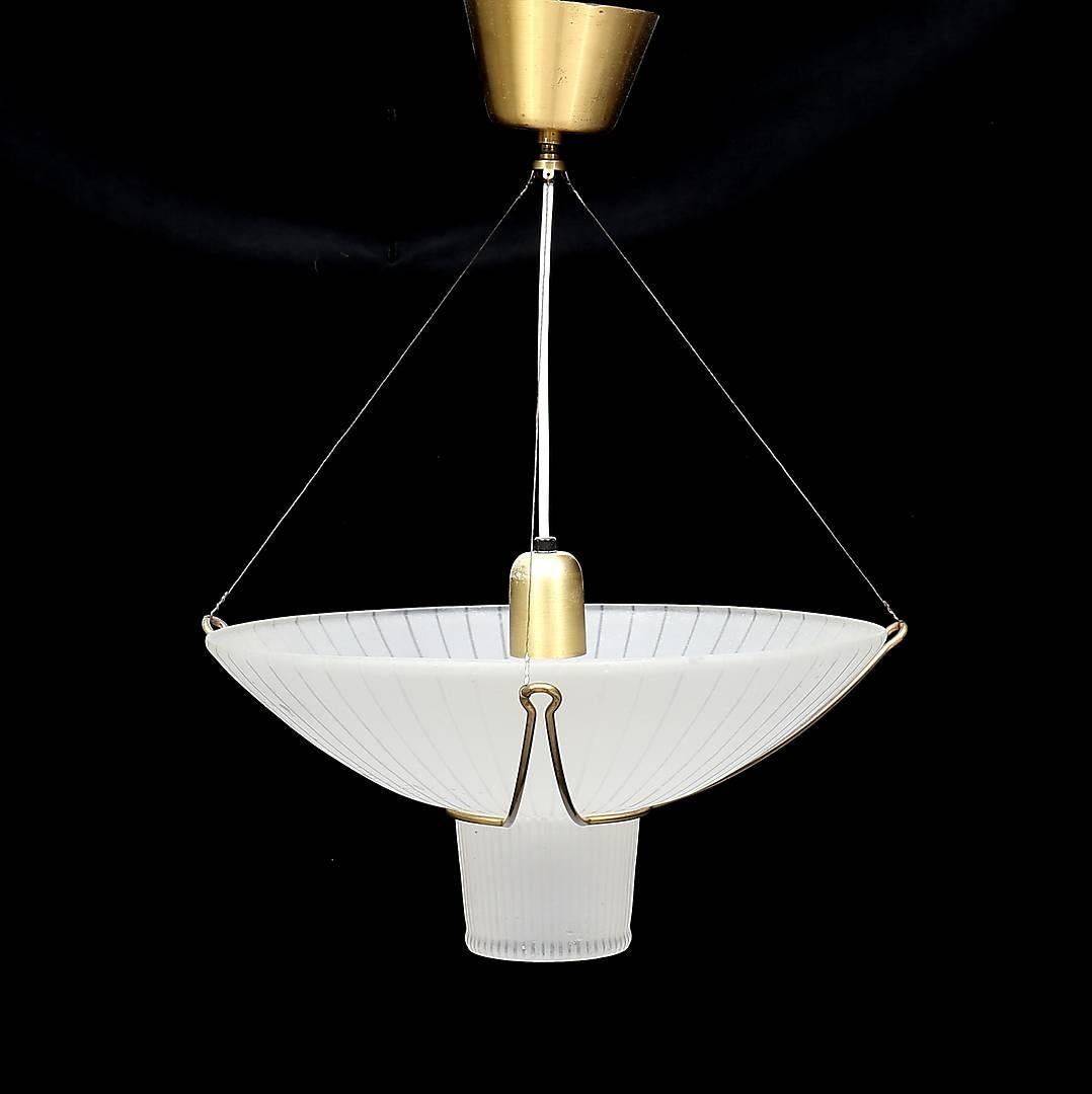 A pendants by Hans Bergström for Ateljé Lyktan, circa 1940.
Frosted glass and brass. Existing wiring, we do not guaranty functionality, rewiring available upon request.
