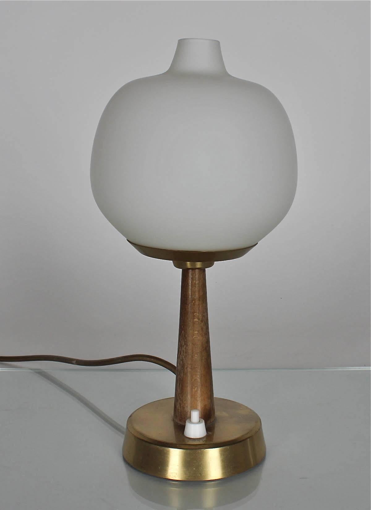 Une lampe de table conçue par Hans Bergstrom pour Ateljé Lyktan, modèle 702. Vers les années 1940.
Abat-jour en verre opalin soufflé à la main sur une base en hêtre et laiton. Marqué par le fabricant.
Mesures : H 11