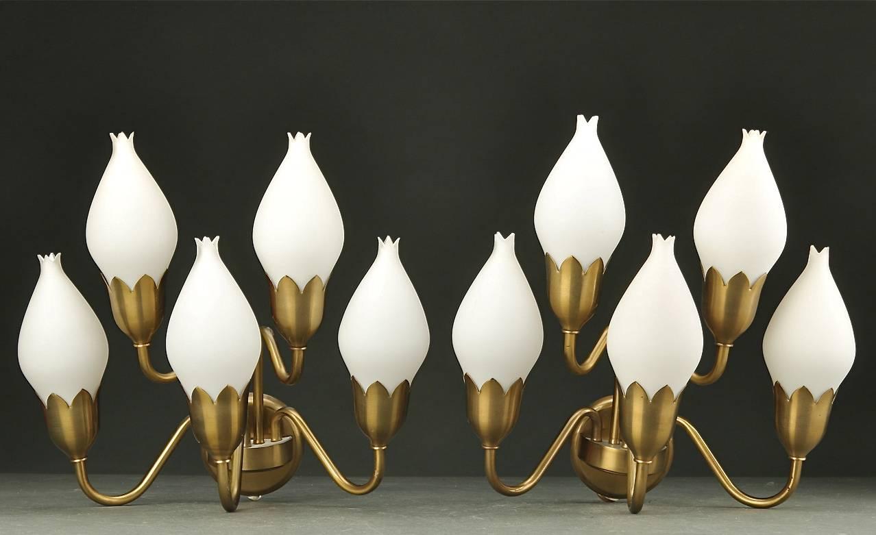 A pair of wall lights by Fog & Mørup, Denmark, circa 1960s.
Opal glass shades in tulips shape on brass hardware. Measures: H 10