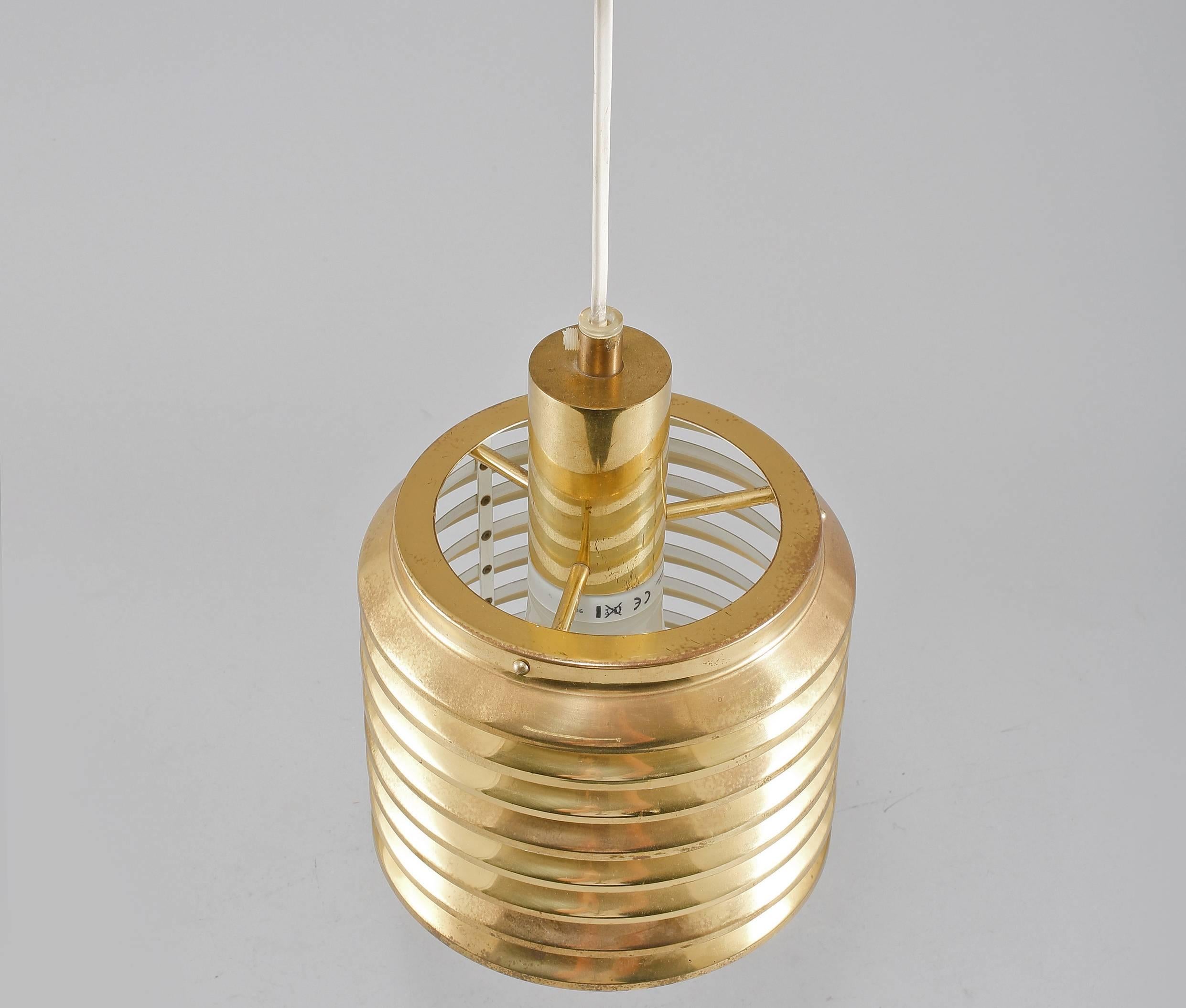 Un ciondolo progettato da Has Agne Jkobsson, Svezia. Circa 1960.
Per i cablaggi esistenti non garantiamo la funzionalità. Cablaggio disponibile su richiesta. È disponibile anche la lampada da tavolo abbinata.