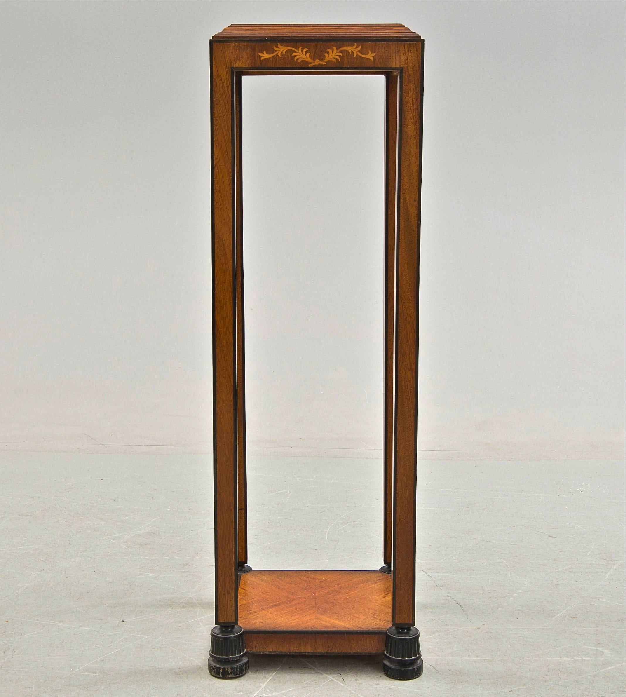 Swedish grace style pedestal. Mahogany with inlay. Sweden, circa 1920-1930.
Measures: 12.2