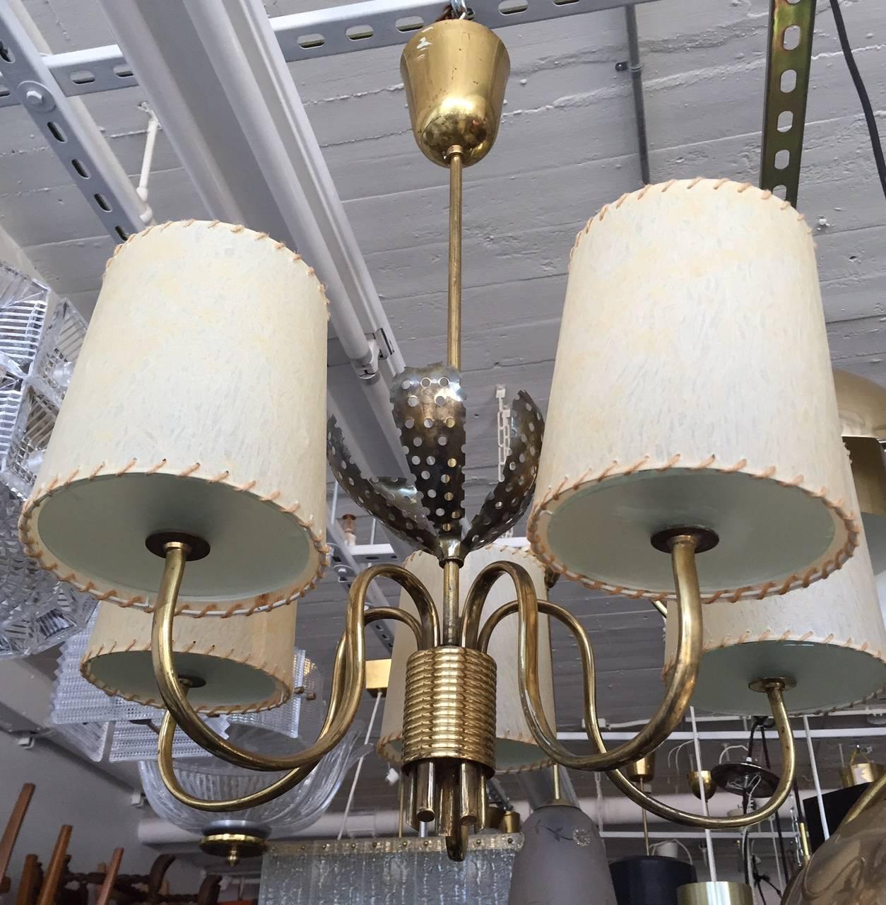 Five-light chandelier designed by Paavo Tynell for Taito, Finland, circa 1950.
Marked: Taito 9030.
The parchment shades and some glass is latest.
Existing wiring, we do not guaranty functionality, rewiring available upon request.
2 fixtures