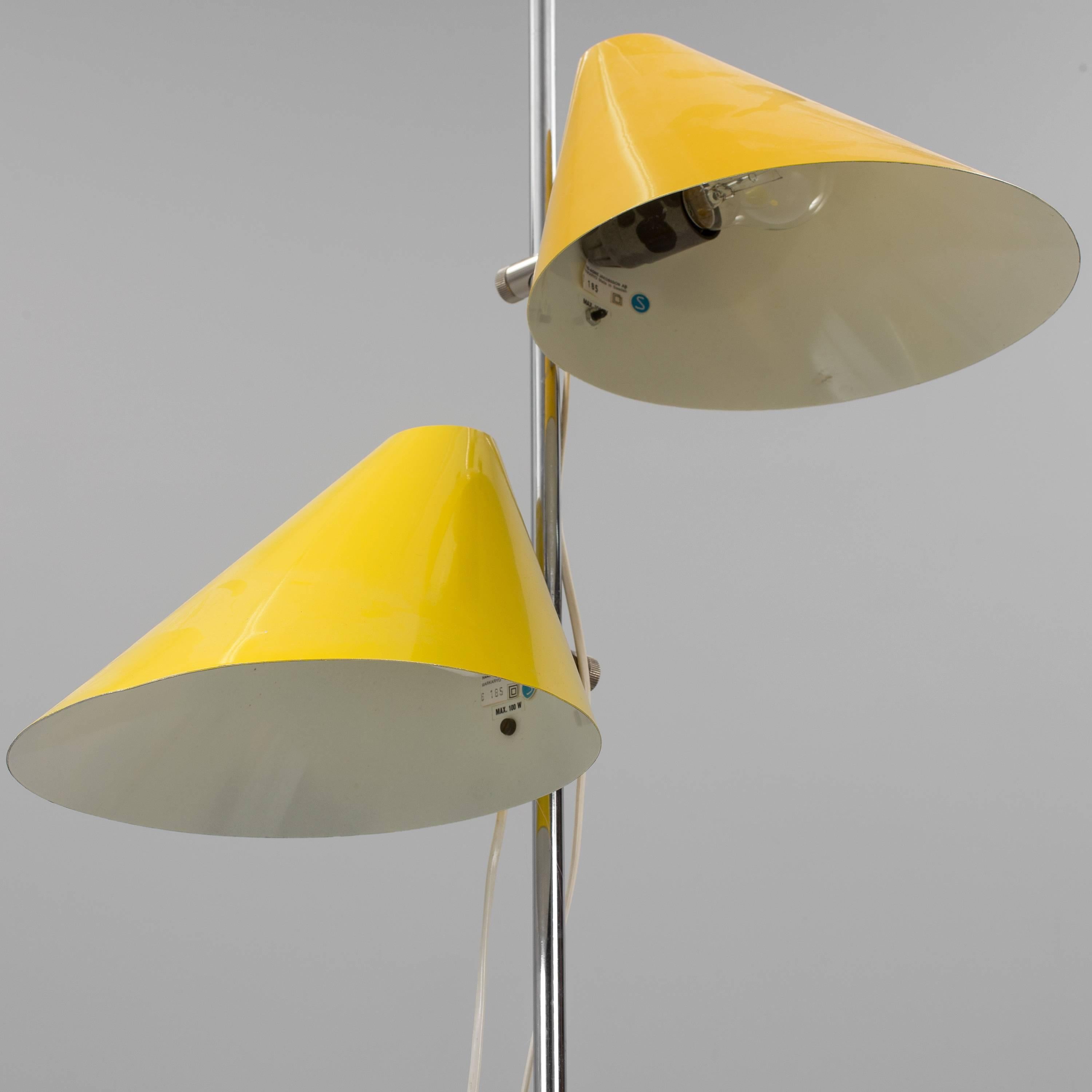 Stehleuchte, entworfen von Hans-Agne Jakobsson, Schweden, um 1970. Höhenverstellbare Schirme aus gelb lackiertem Metall auf poliertem Chromstiel. Vorhandene Verkabelung, Neuverkabelung auf Anfrage möglich. Die Farben auf den Schirmen sind leicht