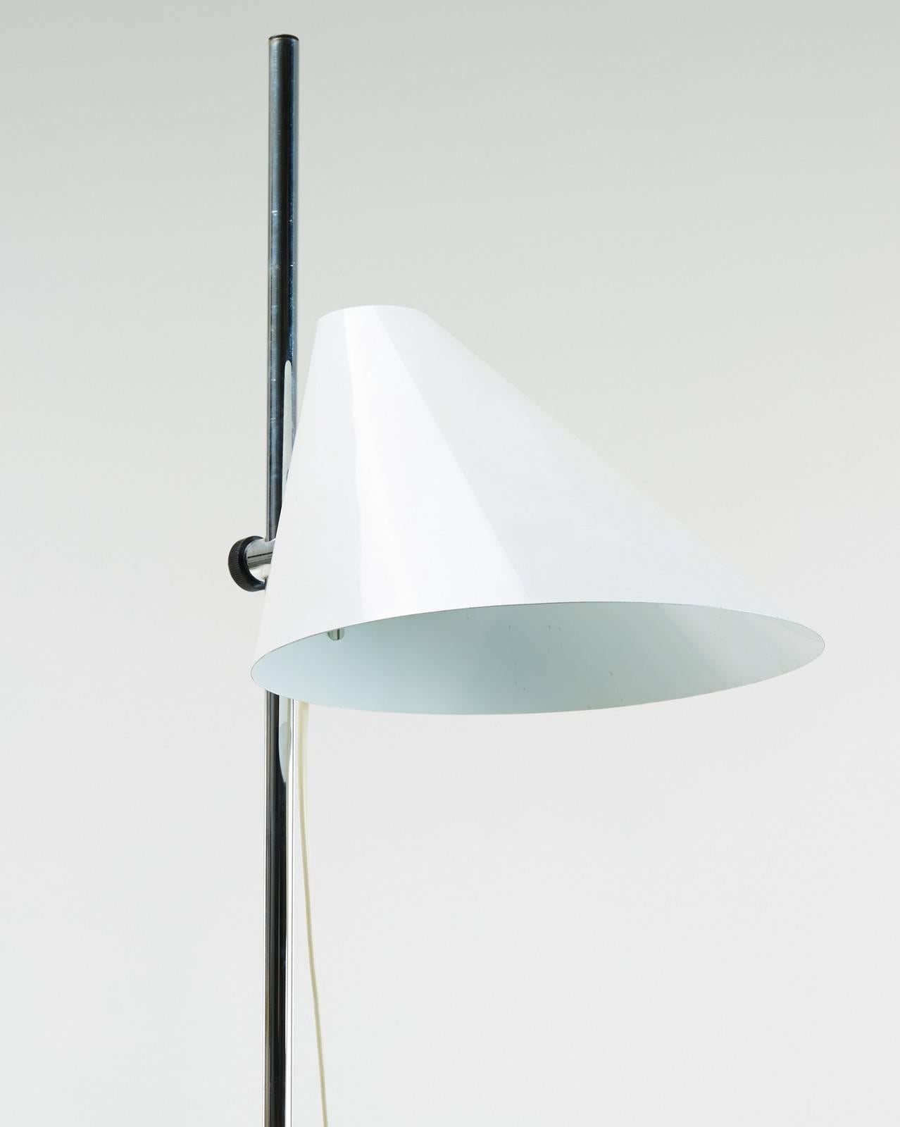 A floor lamp designed by Hans-Agne Jakobsson, Sweden, circa 1970.
White metal adjustable height shade on polished chrome stem.
Existing wiring, rewiring available upon request.
Two items available, price is for each.