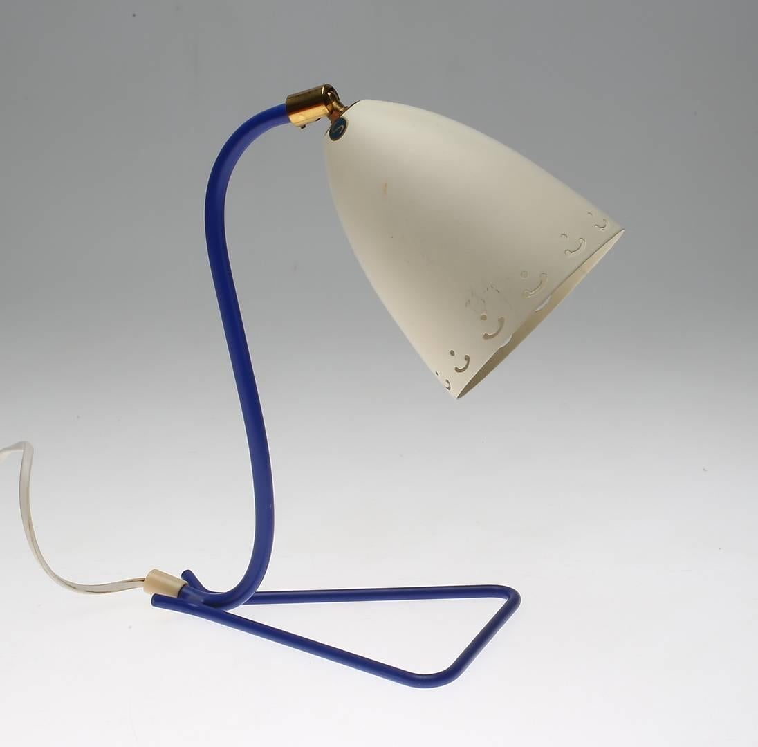 Small-scale, midcentury table lamp, Sweden, circa 1940.
European wiring, rewiring available upon request.