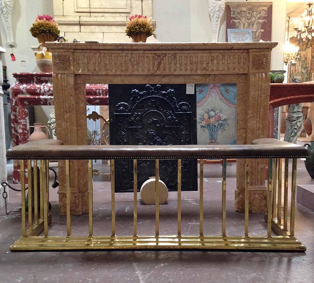 This antique English brass and leather fireplace fender is a handsome addition to your living areas and perfect for additional seating.

 Origin: England,

circa 1980.

Measurements: 66