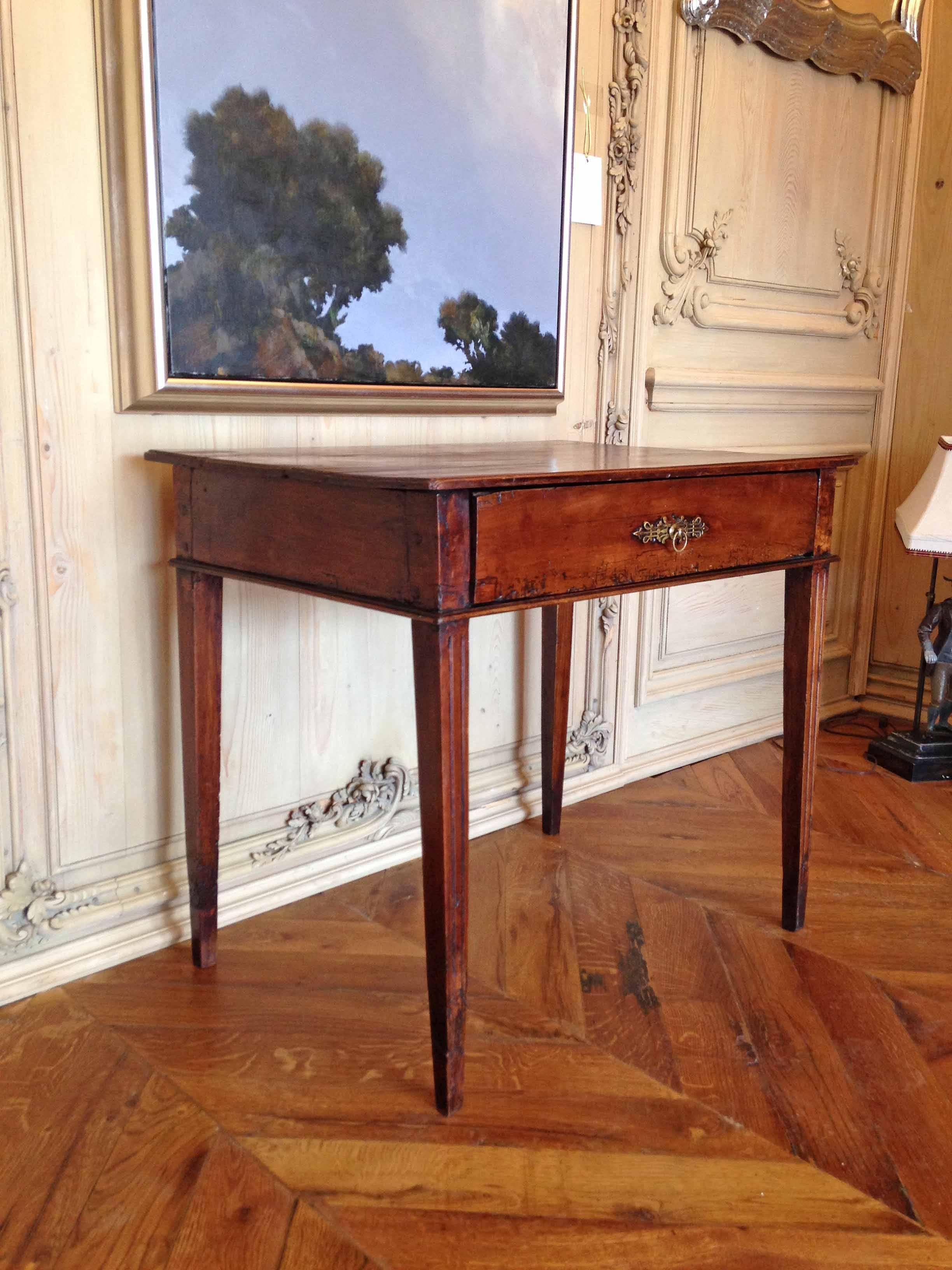 Louis XVI style walnut end table will add charm and elegance to your living quarters. 

Origin: France, 

 circa 1850s.

Measurements: 30 7/8